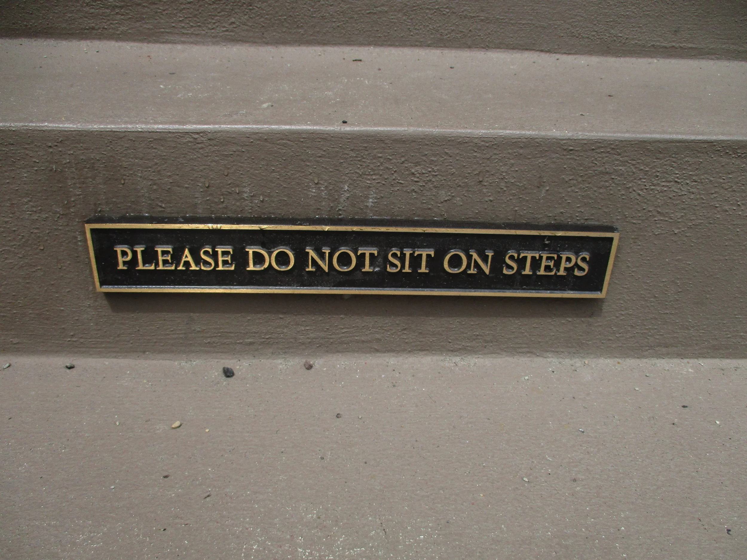 A Perfectly Proper example of an instructional sign.