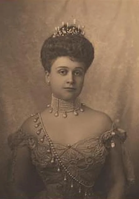 Mrs. John Drexel, wearing her pearls as a Sam Browne belt.