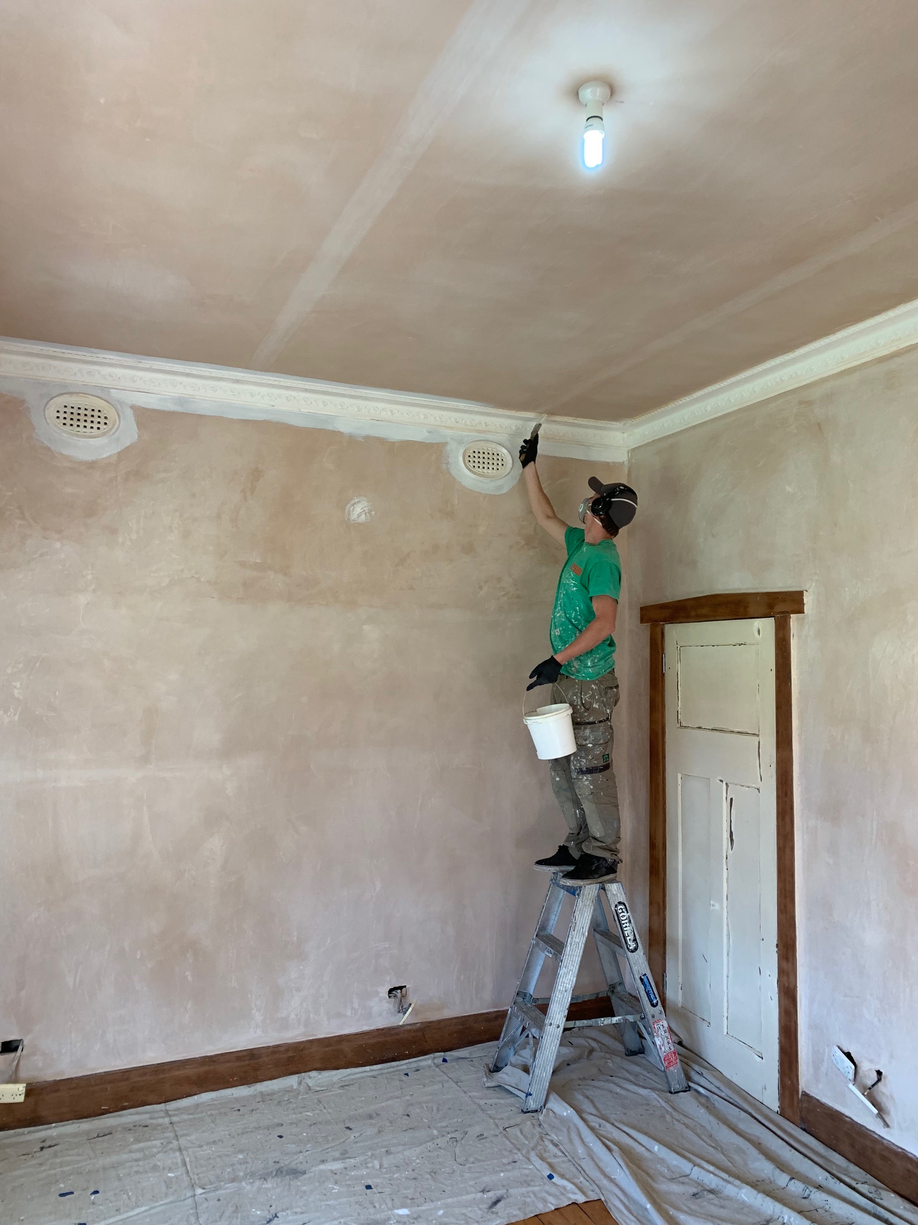 Walls primed in an oul undercoat then 3-1 acrylic undercoat then 2 finish coats, with lots of filling in between