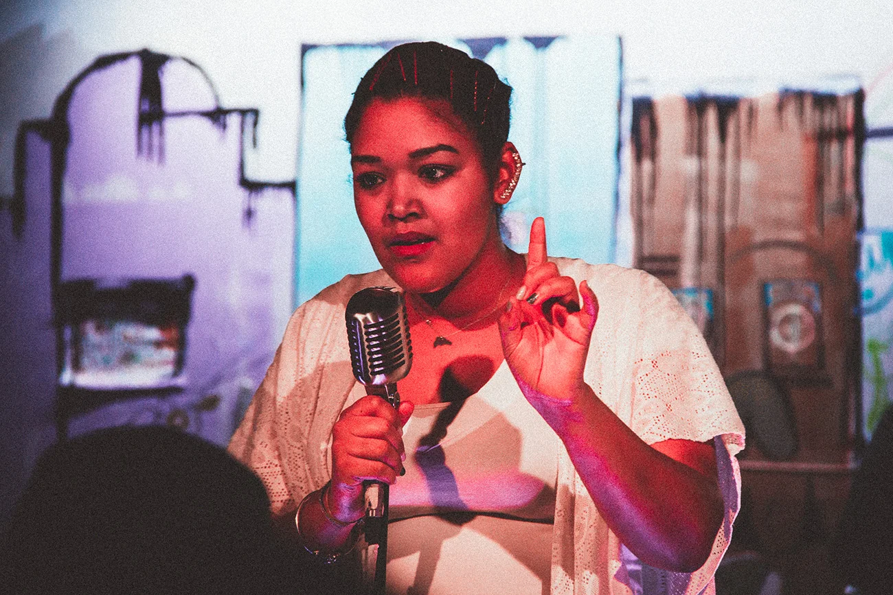 Mariela Regalado performing / photo @Radio_Silence
