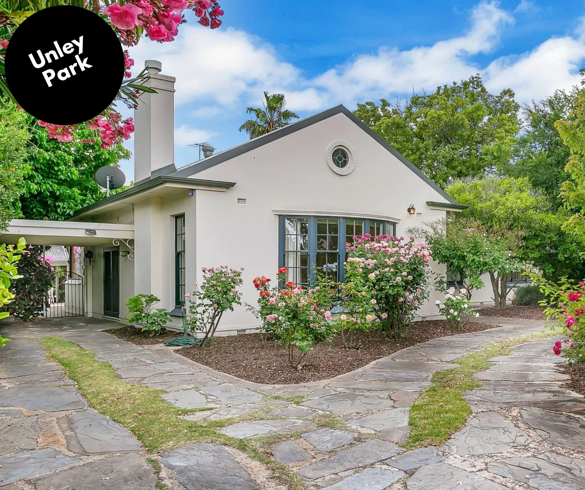 "MID-CENTURY CLASSIC FAMILY LIVING"– Beautiful Family Residence with a thoughtfully designed blend of Open Plan & Formal Living on 1230sqm Approx