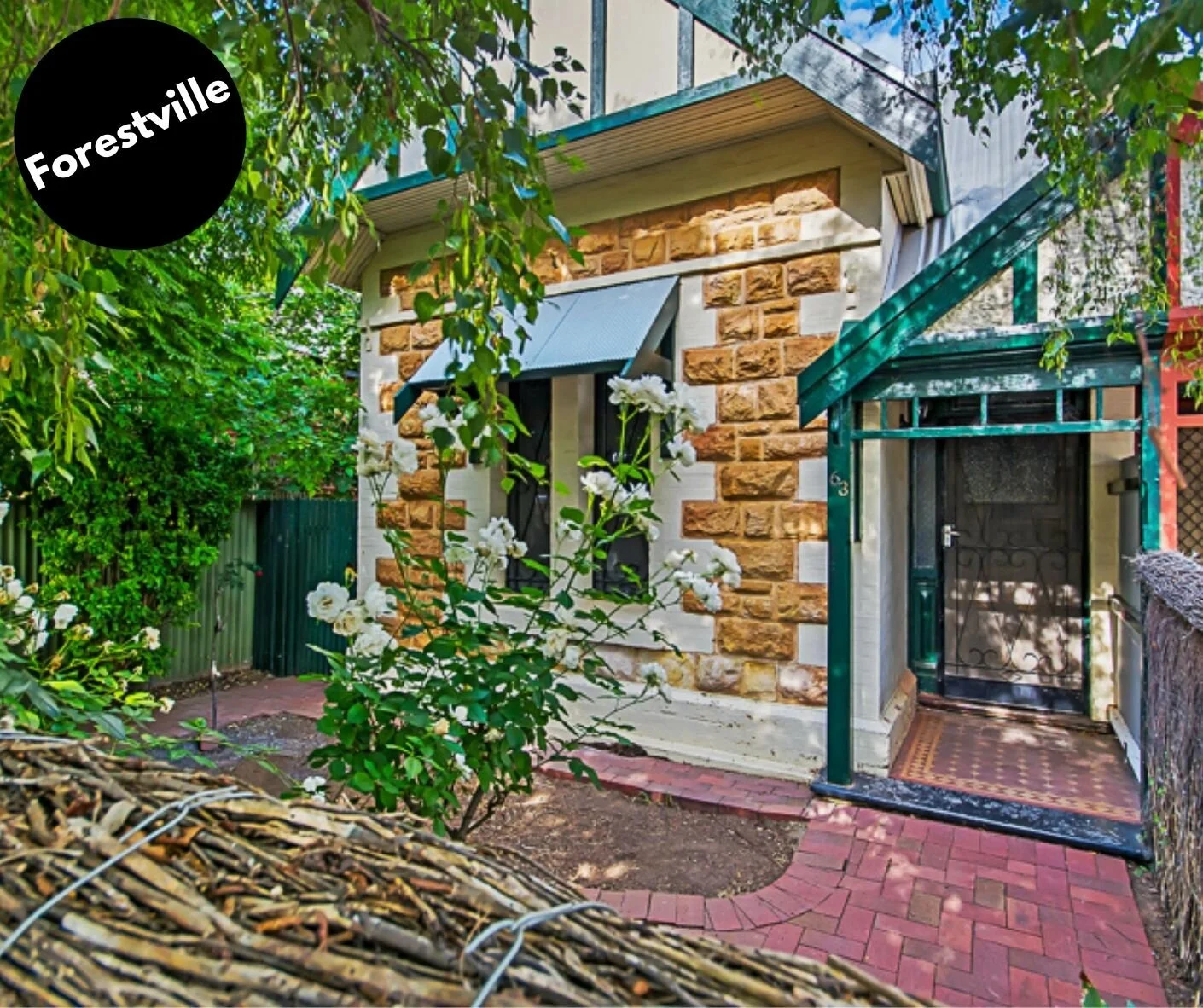 Gorgeous stone fronted cottage close to vibrant Goodwood Village