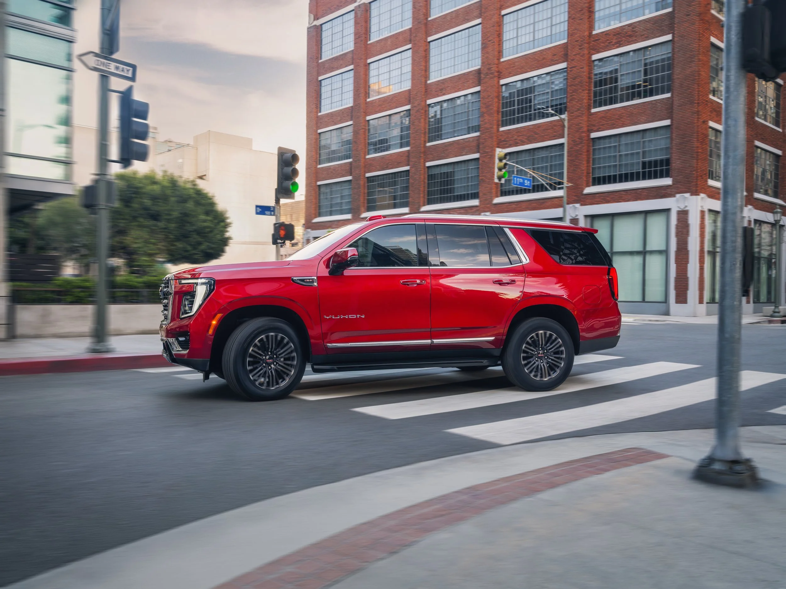 GMC-MY25-YUKON-ELEVATION-12-SIDE-PROFILE-STATIC_4721_FINAL.jpg