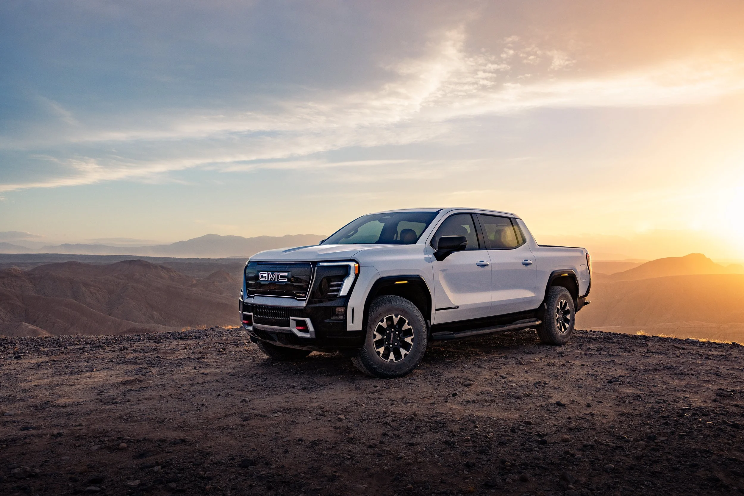 GMC-MY26-SIERRA-EV-AT4-DG-FRONT-34-HERO-STATIC-HANDHELD_5563.jpg