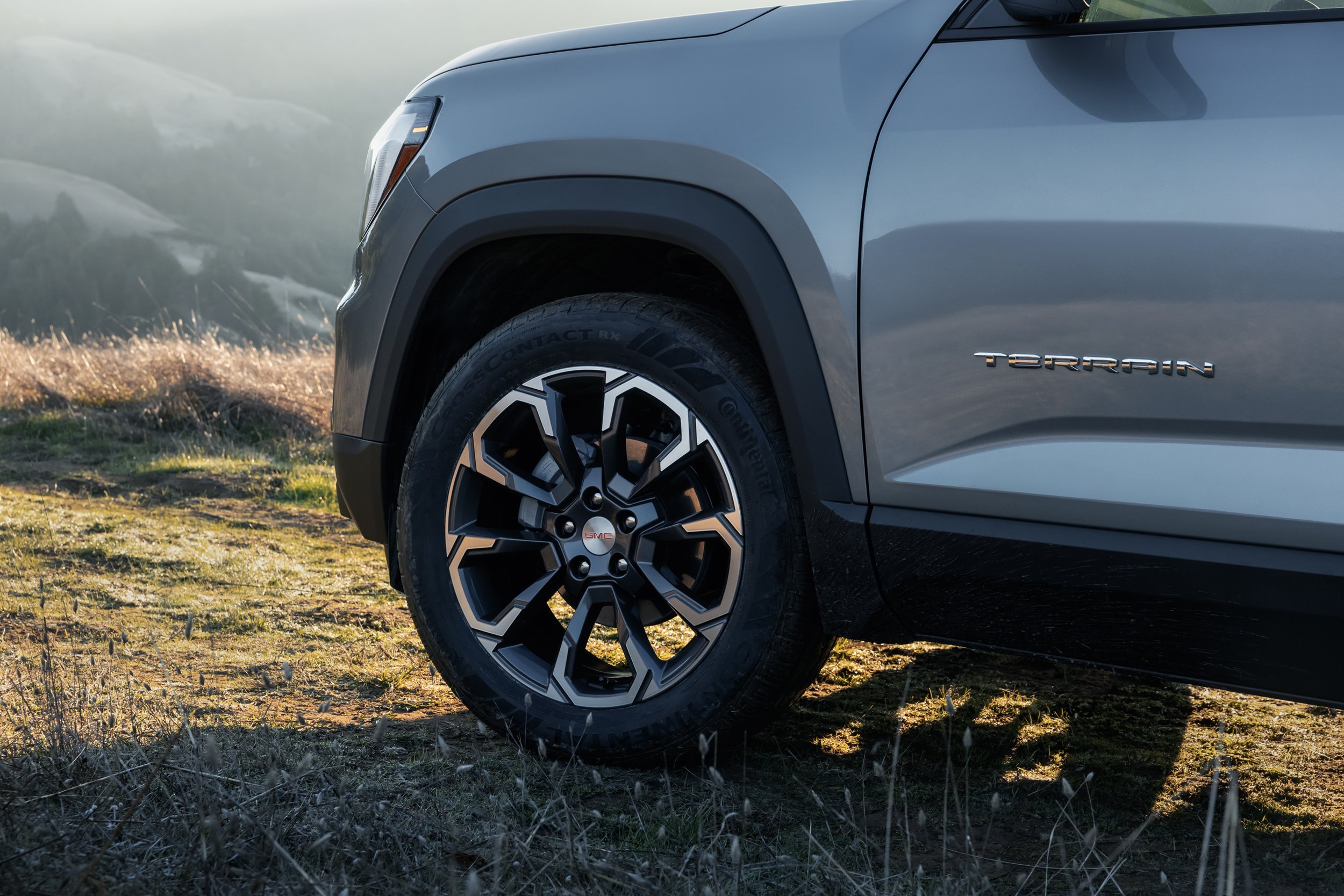 GMC-MY25-TERRAIN-ELEVATION-PREMIUM-STERLING-DG-EXT-WHEELS-STATIC-HANDHELD_3077_FINAL.jpg