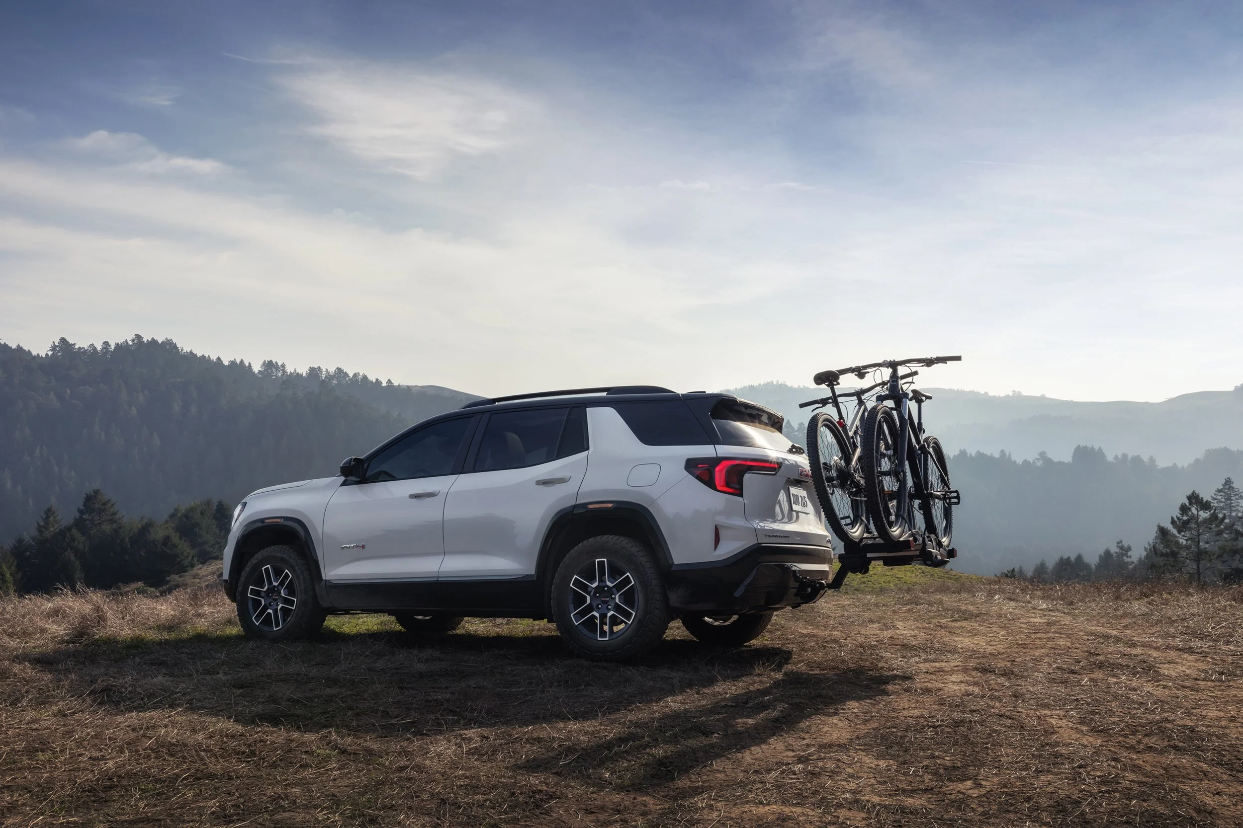 GMC-MY25-TERRAIN-AT4-DG-EXT-HITCH-MOUNTED-BIKE-CARRIER_5714_V2.jpg