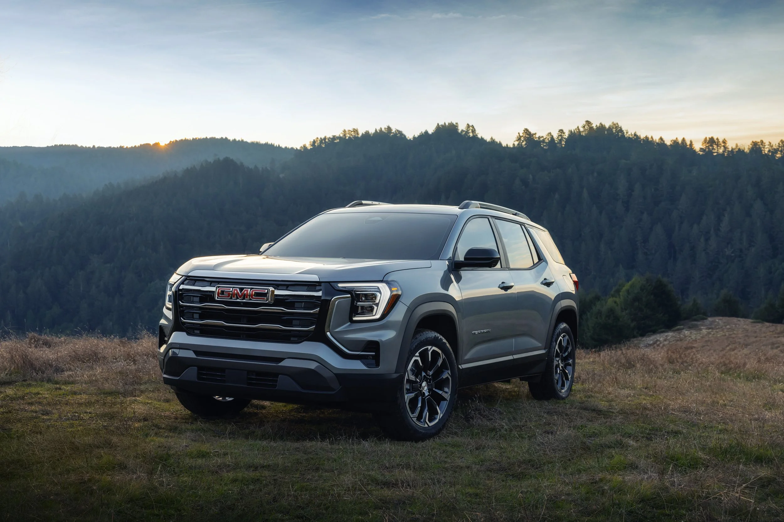 GMC-MY25-TERRAIN-ELEVATION-PREMIUM-STERLING-DG-EXT-FRONT-34-DRIVERS-STATIC-HANDHELD_3005_final.jpg