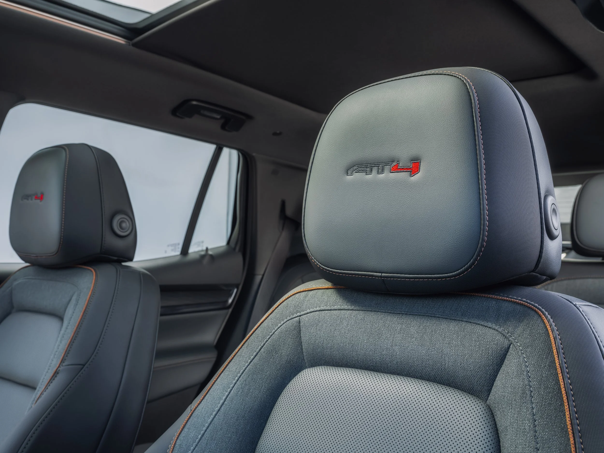 GMC-MY25-TERRAIN-AT4-DG-INT-EXCLUSIVE-BLUE-JEAN-STITCHING-HEADREST_8127_V2.jpg