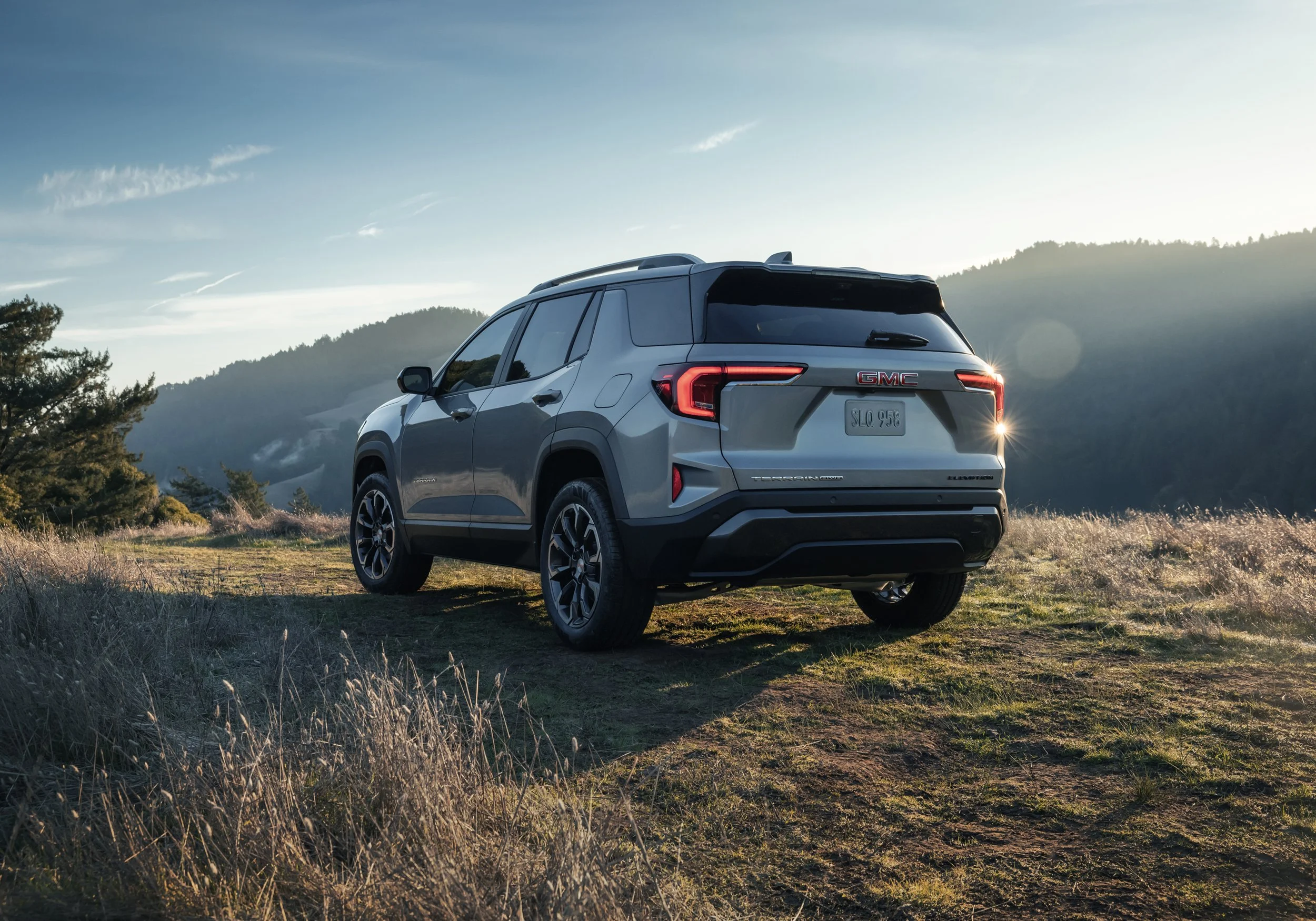 GMC-MY25-TERRAIN-ELEVATION-PREMIUM-STERLING-DG-EXT-REAR-34-STATIC-HANDHELD_3052_FINAL.jpg
