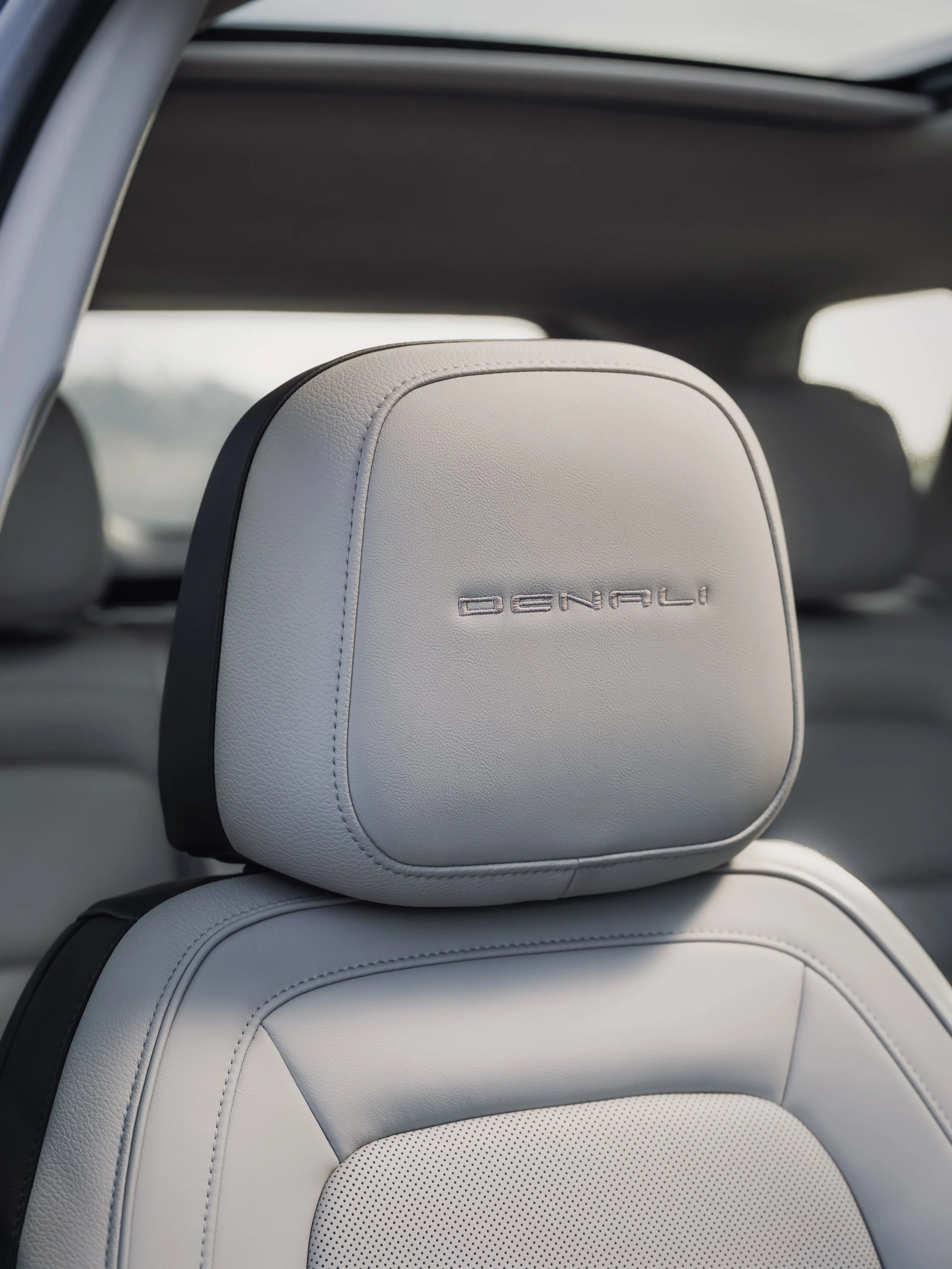 GMC-MY25-TERRAIN-DENALI-DG-INT-SEAT-BADGING-HEADREST_4117_V2.jpg