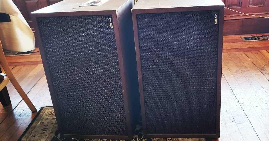 Got some awesome vintage Utah speakers today from @iddrakesconsignment. And got the old Kenwood amp a nice tune-up at High Performance Audio in Hyannis. Things are sounding nice in here! Come on in and get a bite to eat and spin some  tunes! See you 