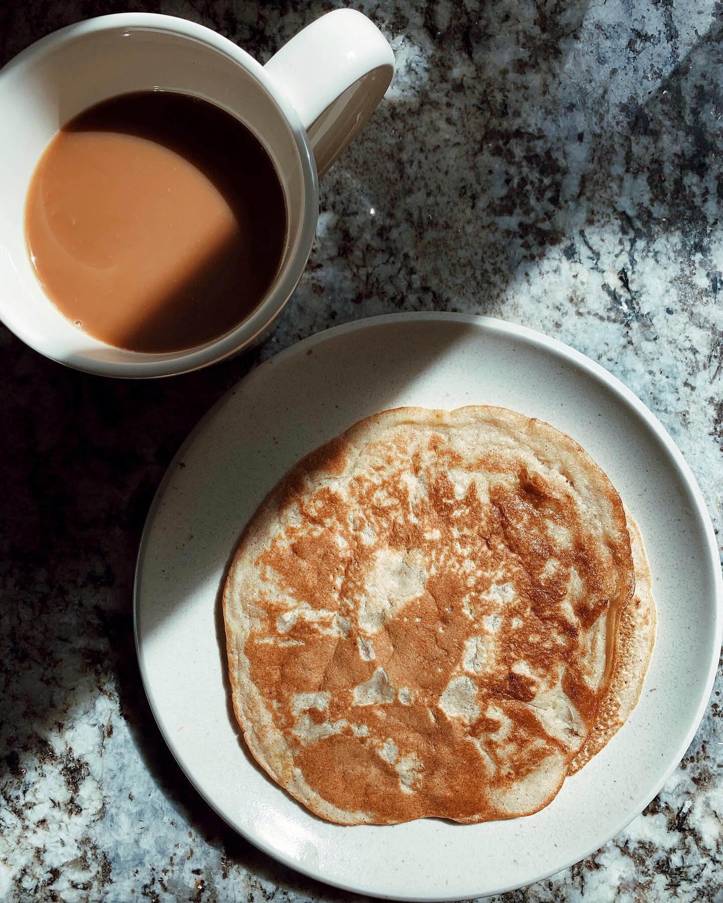 The simplest breakfast snd easy to share w the baby 🥞 I smash one banana and add to the batter, as well as cinnamon, vanilla and flax powder. I also like to make my batter thin by adding more liquid(I use almond milk) for a crepe-like pancake. I rea