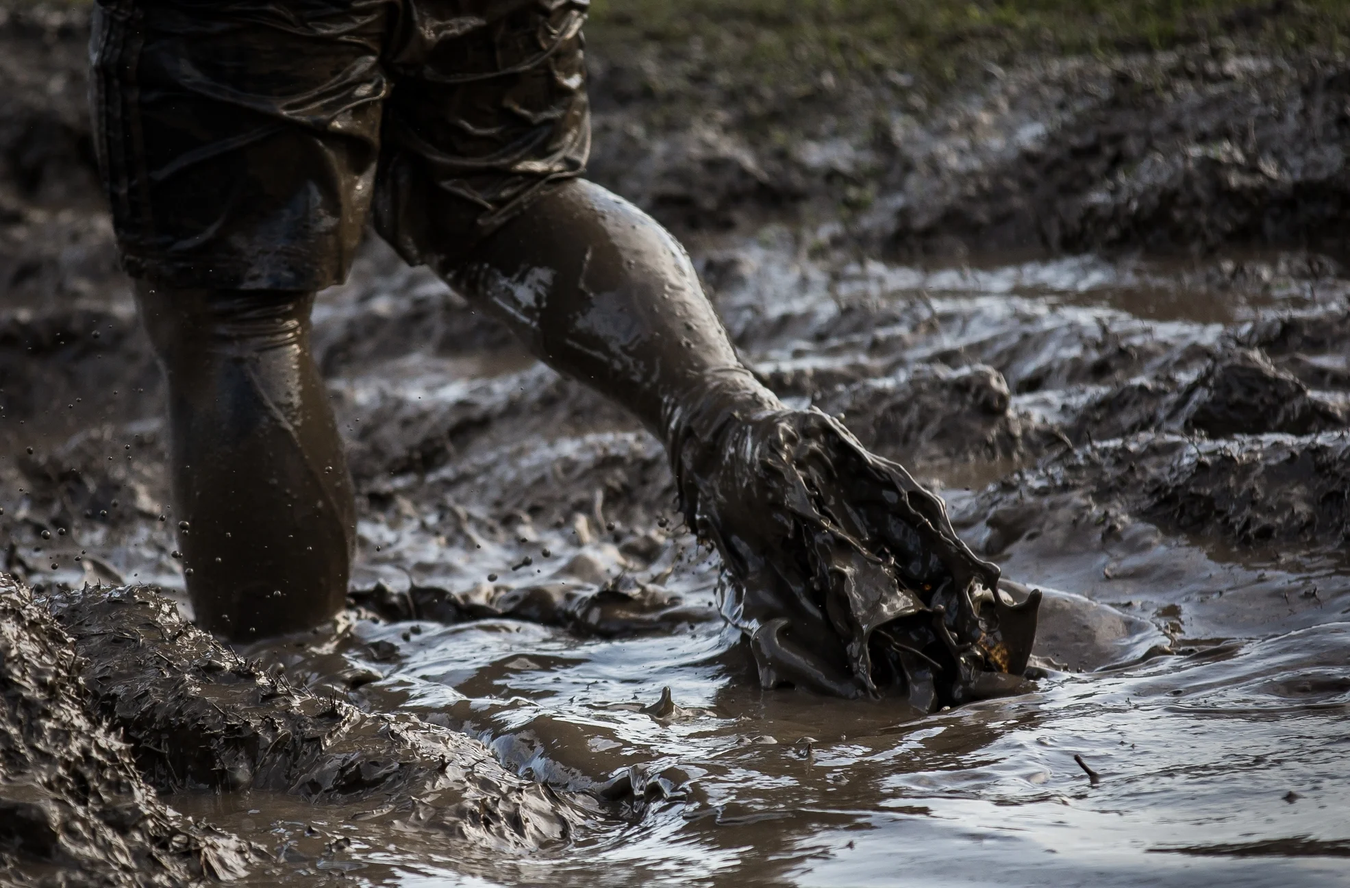 Приснилось что была в грязи. Грязь фото сверху. Земля грязь. Грязная лужа. Убирать грязь не стыдно стыдно жить в грязи.