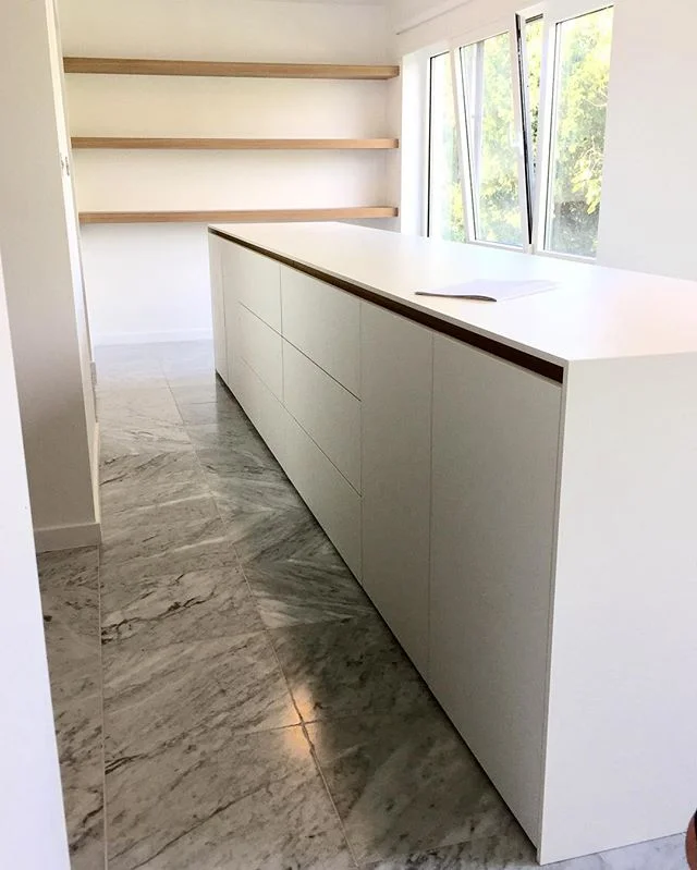 How about a 4meter long dressoir with some oak shelves! #n14 #awesomefurniture #volkern #white #oak #decolegno design by @nathaliemeiresonne