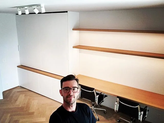 Bureaumeubel met ingewerkte TV. #UpperShelfie #UpperShelf #maatwerkvandebovensteplank #eikfineer #lakwerk #ekufrontino #gelijkliggendeschuifdeuren