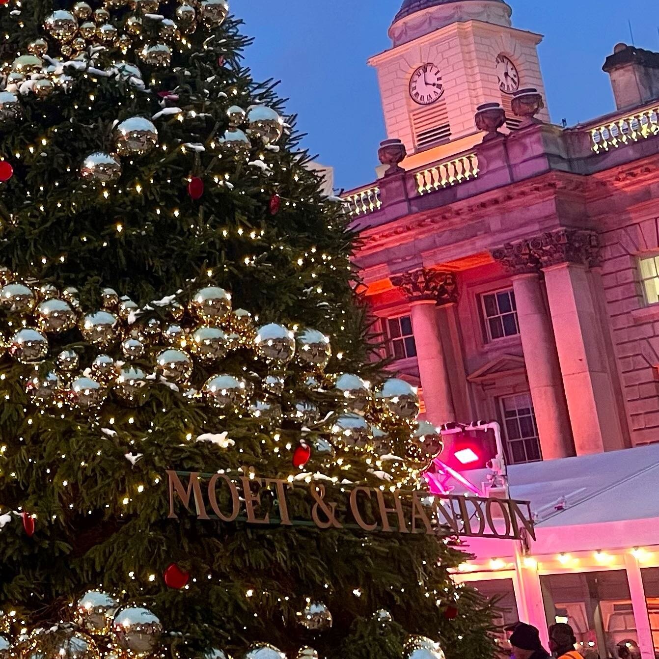 Thank you Somerset House for a magical Christmas party. Ice skating, mulled wine, hot chocolate, a beautiful location and great company - we even had snow - what more could you ask for?

#christmastree #christmas #christmasparty #iceskating #snow #lo