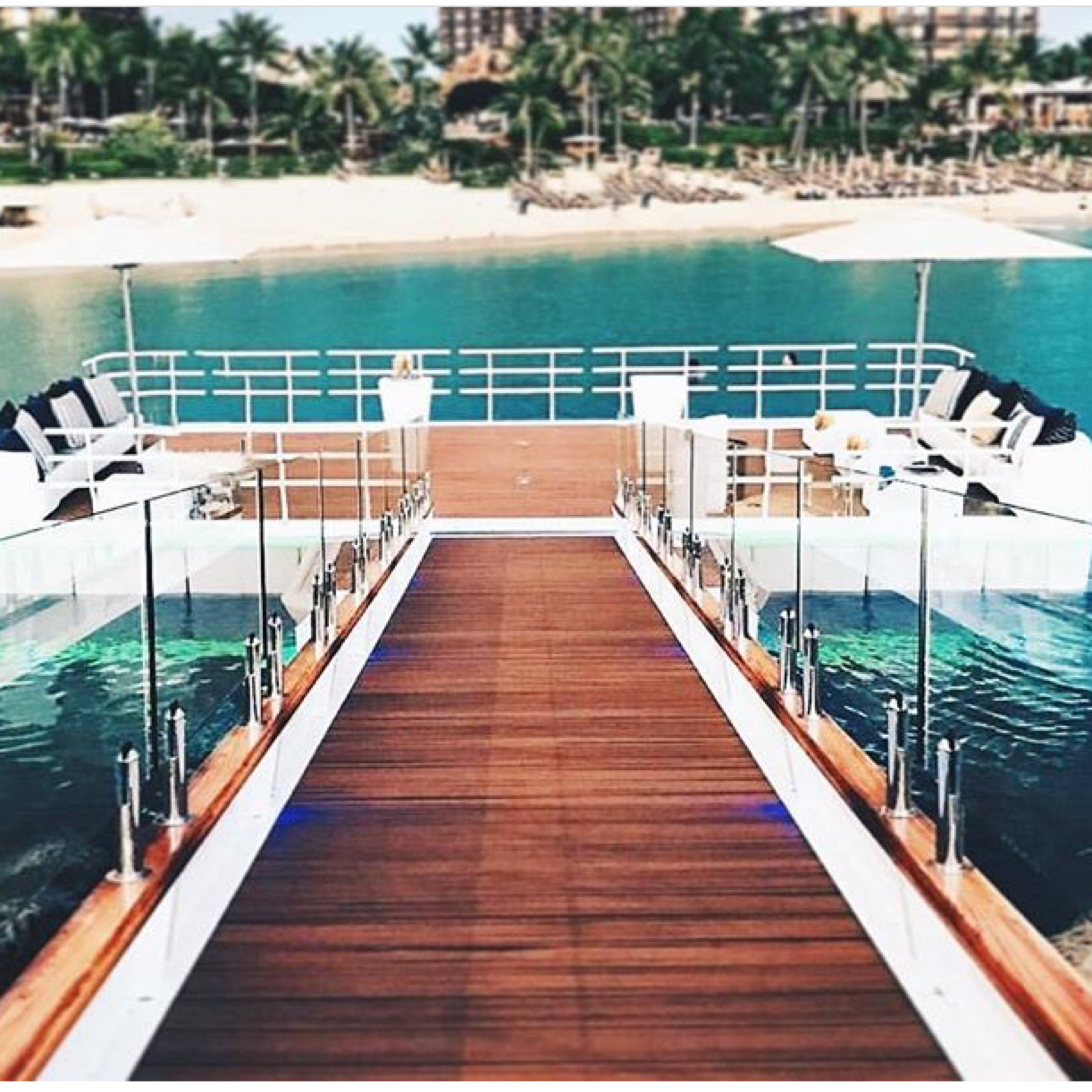 The floating platform is the perfect sunset ceremony location. Photo @fsoahu