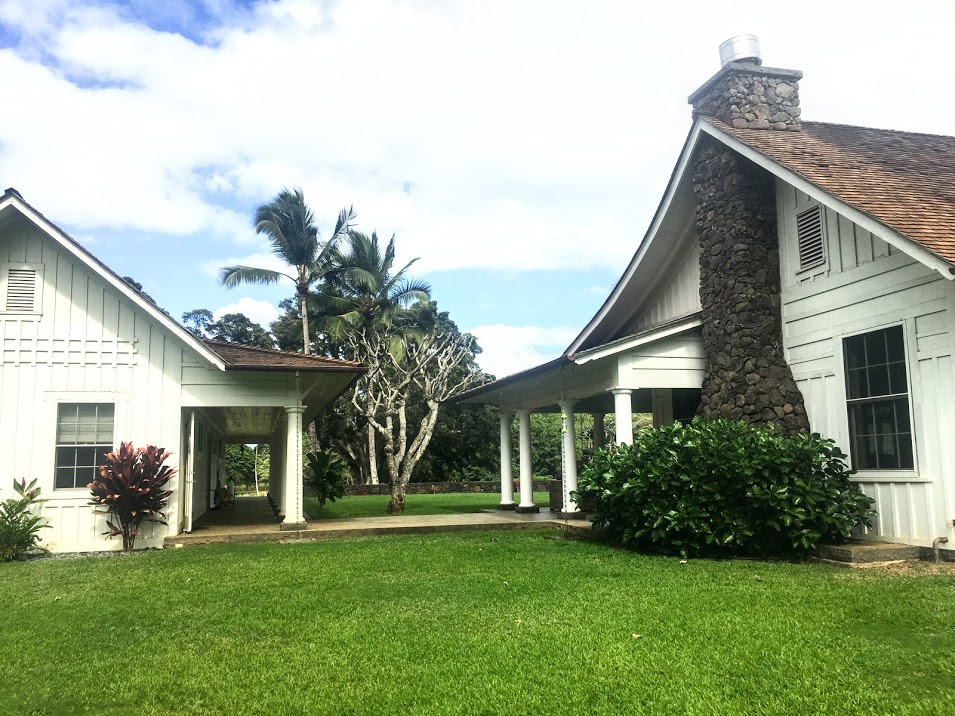 The buildings allow for convenient access from the front to the back. 