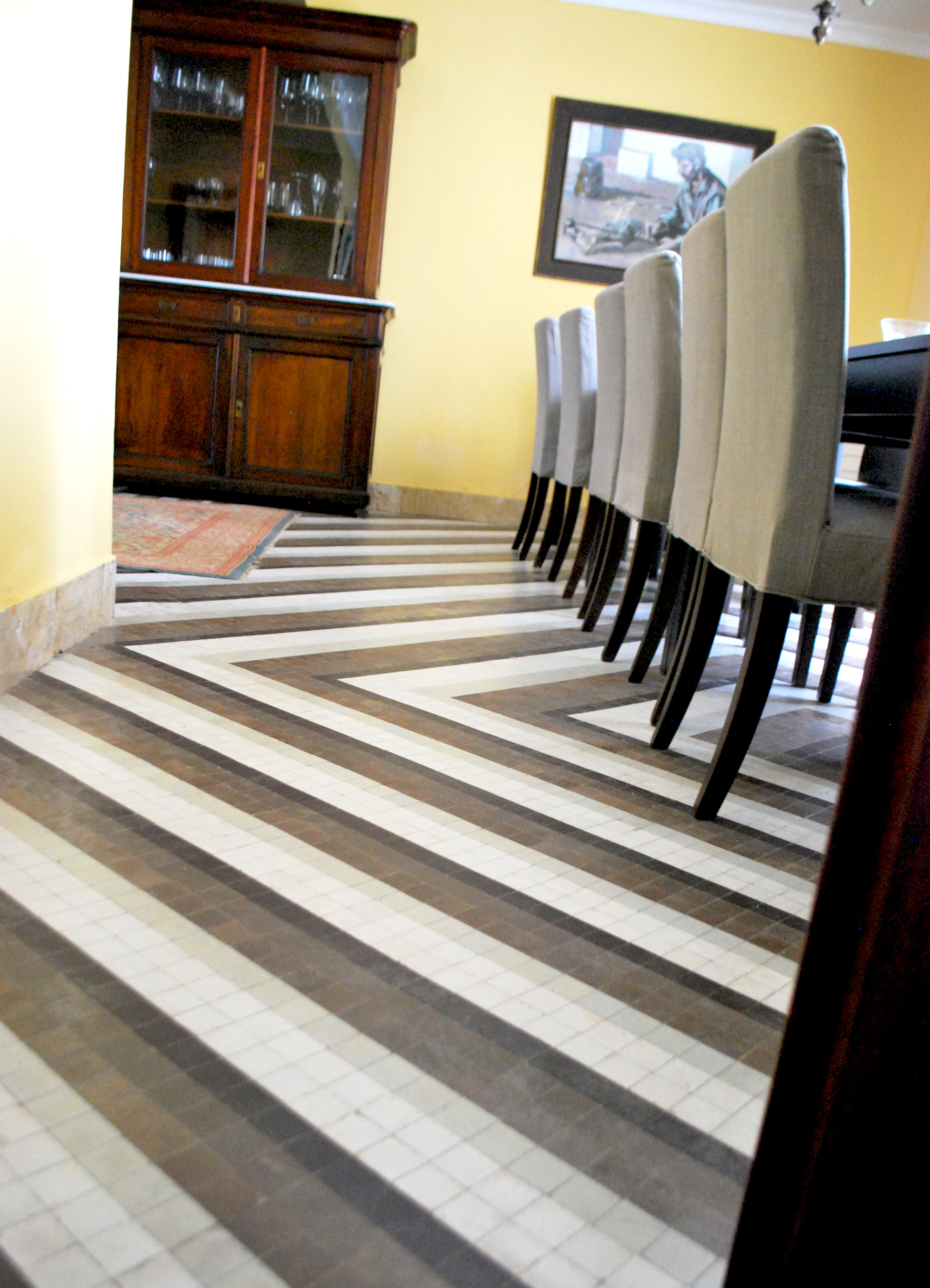 An arrow layout dominates the dining room floor.