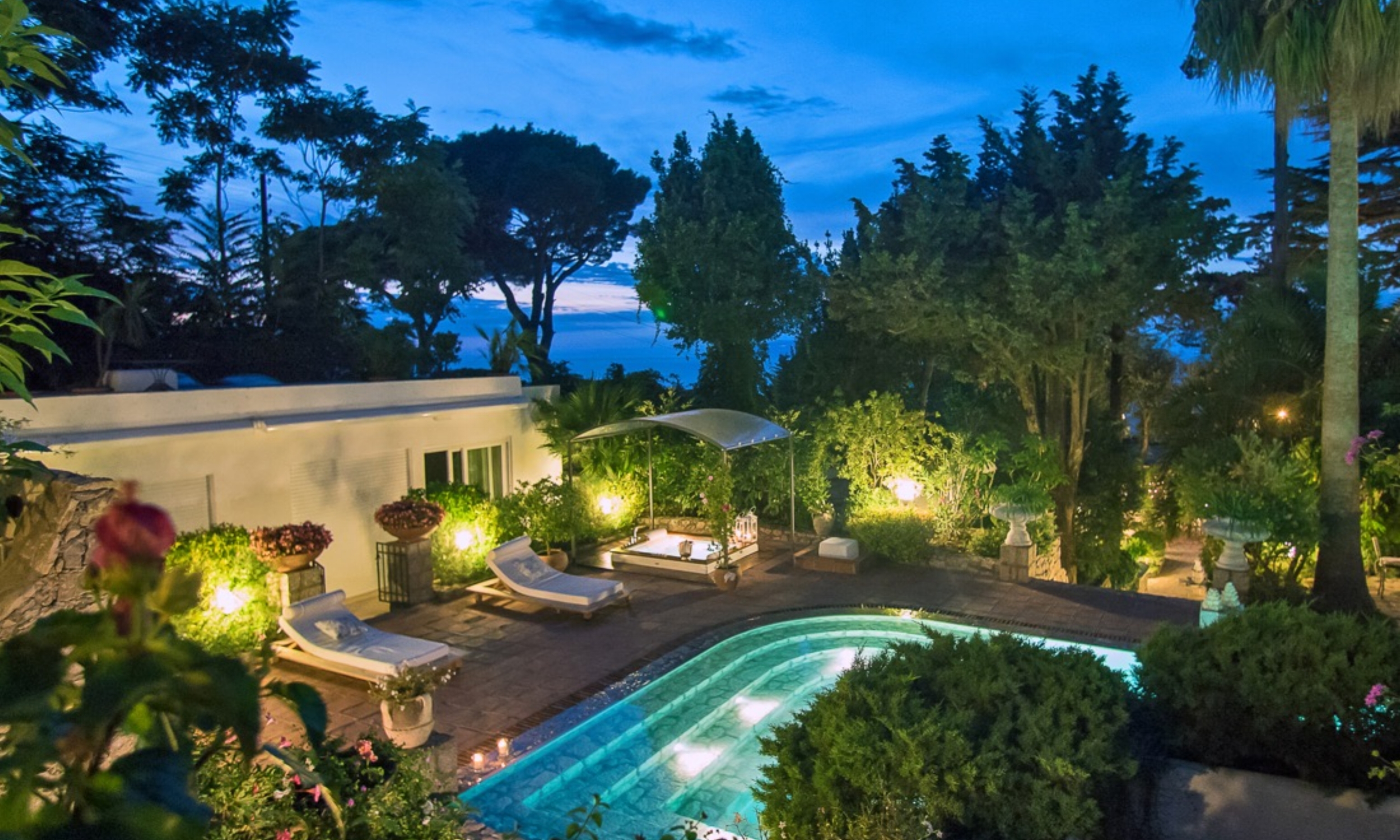 SwimmingPoolNight-03.jpg