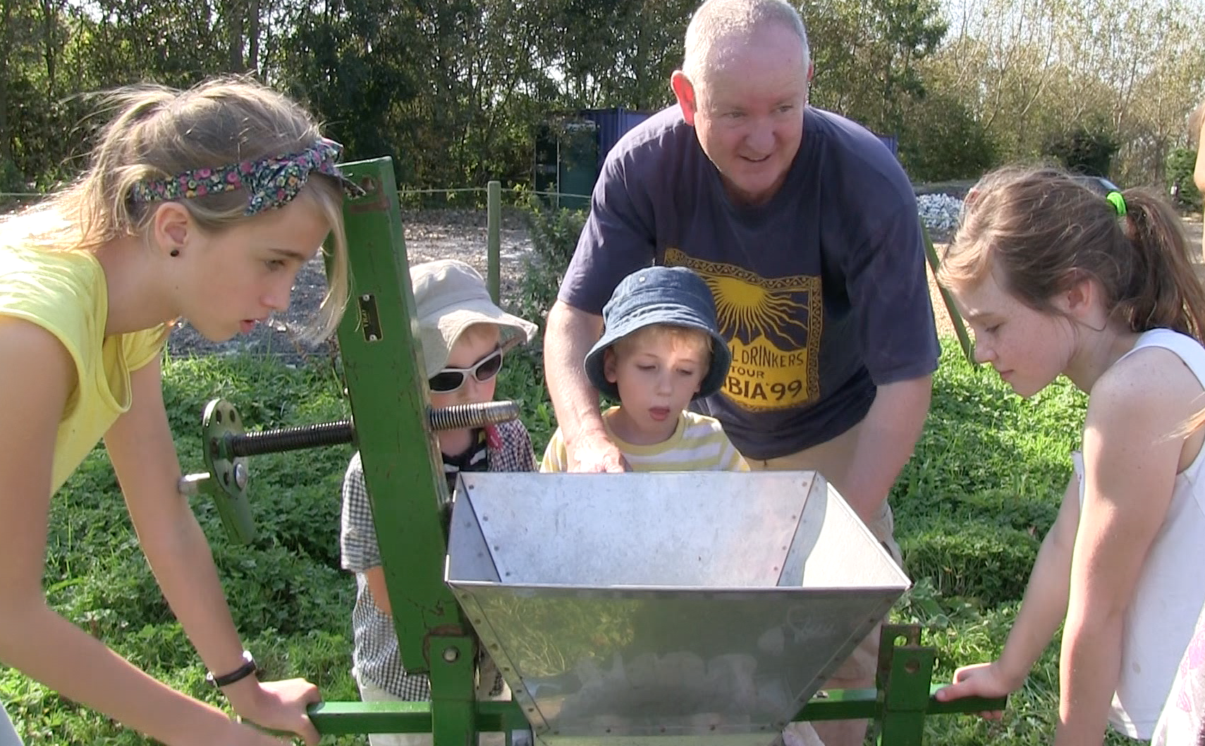 group apple pressing.png