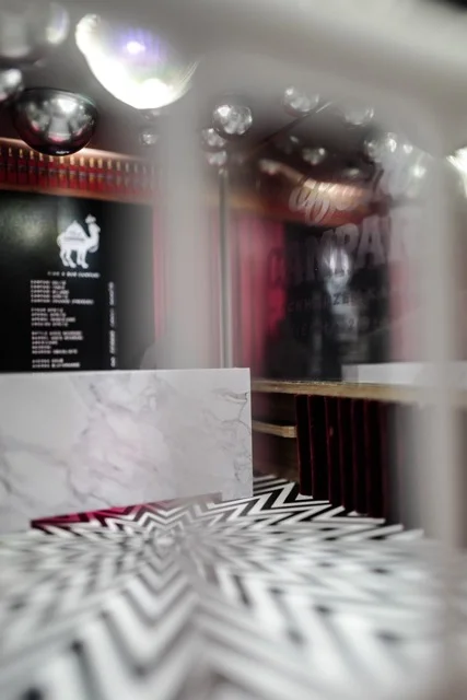 Die Designs der Bar übernimmt Designerin Laura Karasinski.