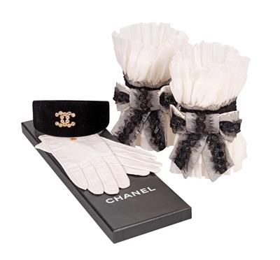 Chanel---1-Paar-Lederhandschuhe,-1-Haarreif,-1Paar-Armstulpen,.jpg