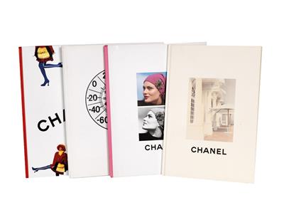 Konvolut-Bücher-und-Folder-von-Coco-Chanel-und-House-of-Chanel,.jpg