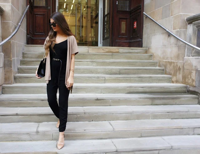 SHOPPING DAY IN BLACK, CAMEL AND GOLD ACCESSORIES