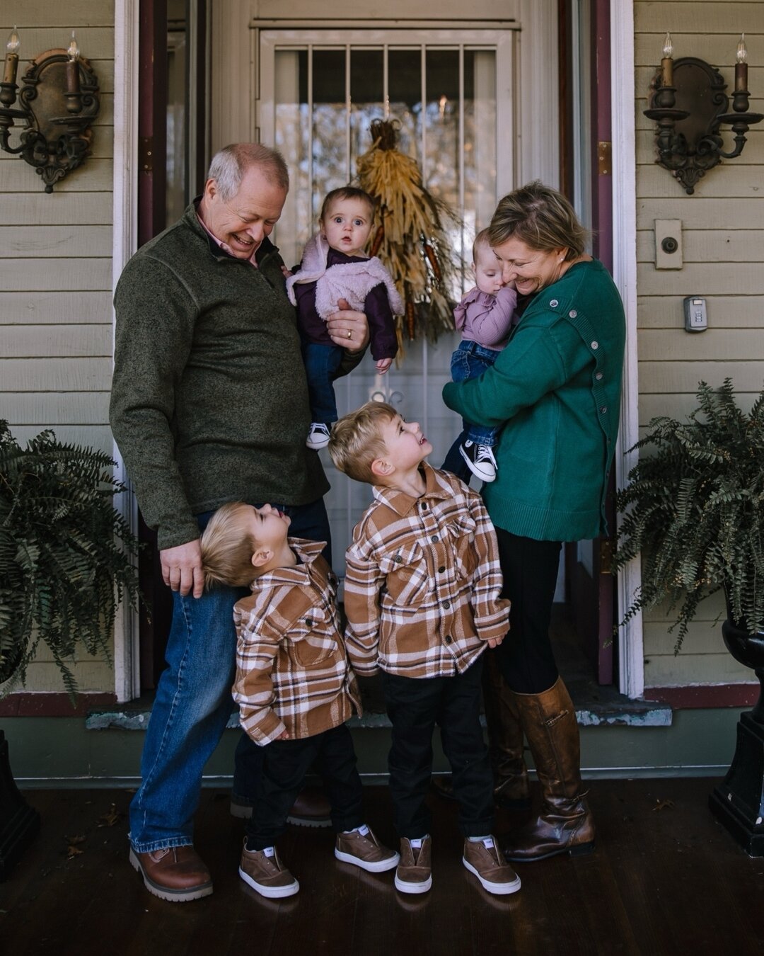 I met the Frambes family back in 2021 when I did Liz &amp; Tom's wedding and just fell in love with the whole lot. I was so excited when they asked me to photograph their entire family over the holidays at their family house. Getting to meet all of t