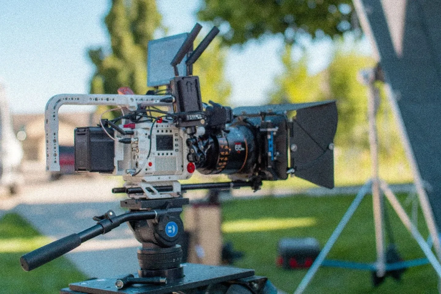 BTS :: &quot;Room for What Matters&quot;

Camera: @reddigitalcinema V-Raptor ST
Lenses: @atlaslensco Orion Anamorphics
Glass: @tiffencompany UltraCons

BTS📷: @themiamilla