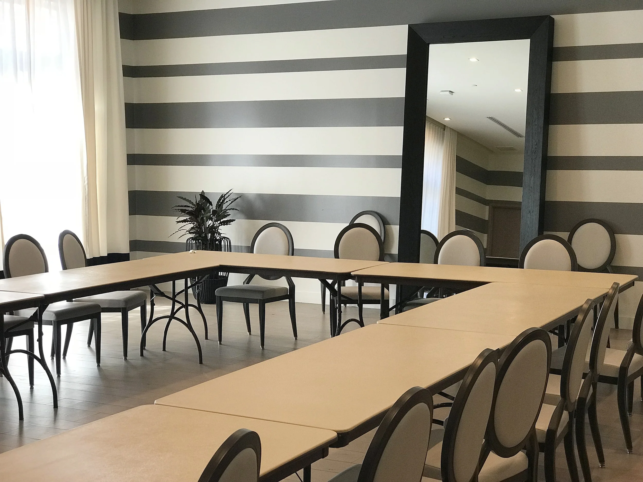 Kimpton's Lapeer Hotel has 105 guest rooms and over 5,000 square feet of Event space.