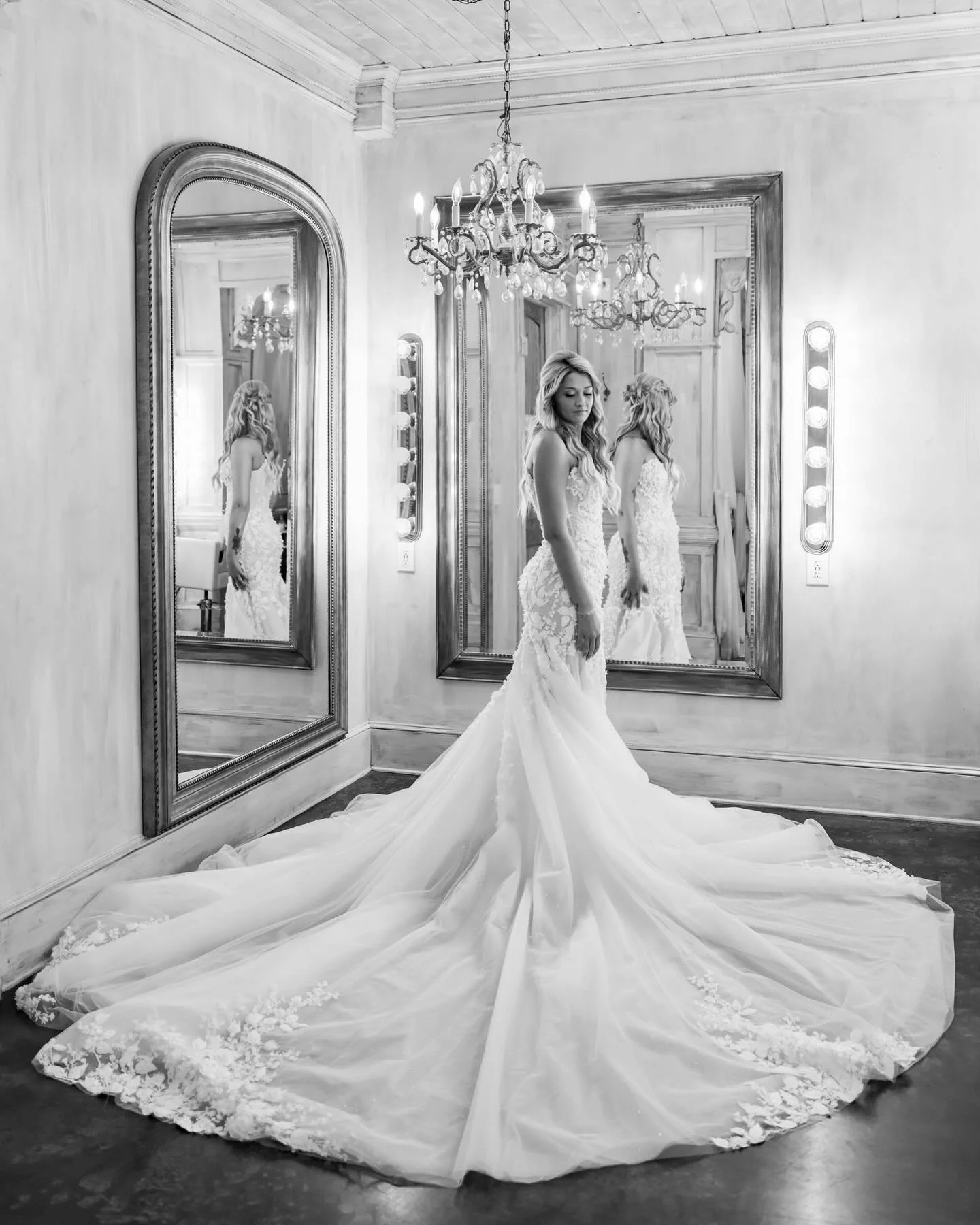 Just a little sneak peek for Jade and Alex on this #weddingwednesday! 😍y&rsquo;all their venue was&hellip;STUNNING! This was my first time working with @howe_farms and I&rsquo;m still astounded at how large the venue is and how beautiful it is!
Did 