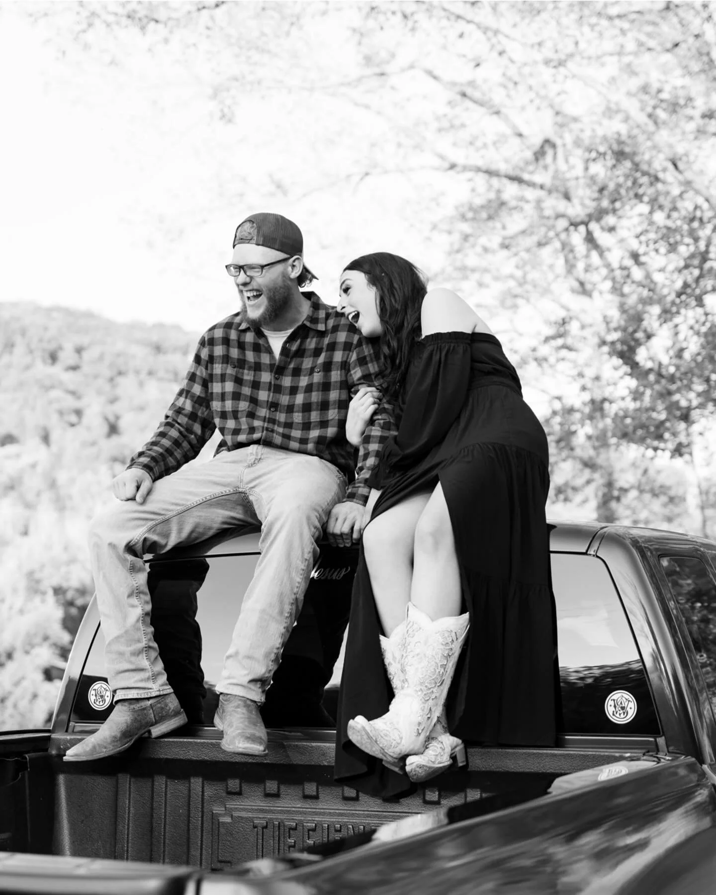 There&rsquo;s nothing that I love more than a couple who just has a good time being with each other. Amanda, Dylan and I laughed from the moment their photo session started up until the very end! 😍😂

#knoxvilleengagementphotographer #tennesseephoto