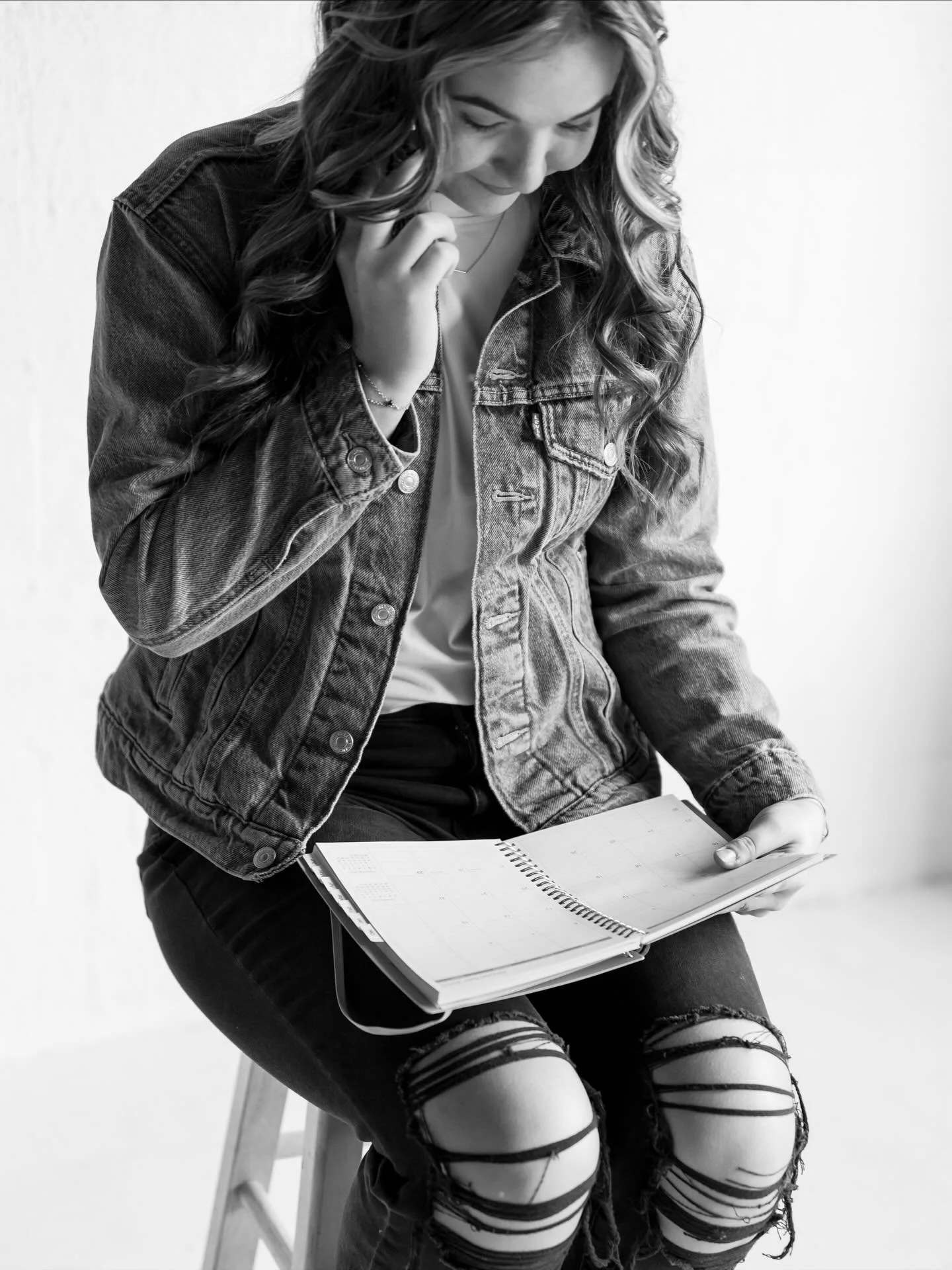 If you&rsquo;re looking for a new hair stylist with a kind spirit and a heart of gold, talk to my girl @southernstrandsby_macy 💕🎀
I got to take her first set of branding photos and we had the best time! You should head on over and give her a follow