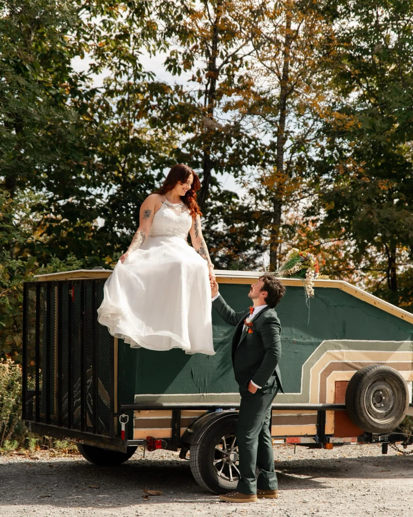 Graften and Amber eloped at Bee Rock overlook in Monterey, Tennessee. They had a beautiful and private ceremony surrounded by the mountains that were showing off their magnificent fall colors!
Mt favorite part of their photos? Including the camper th