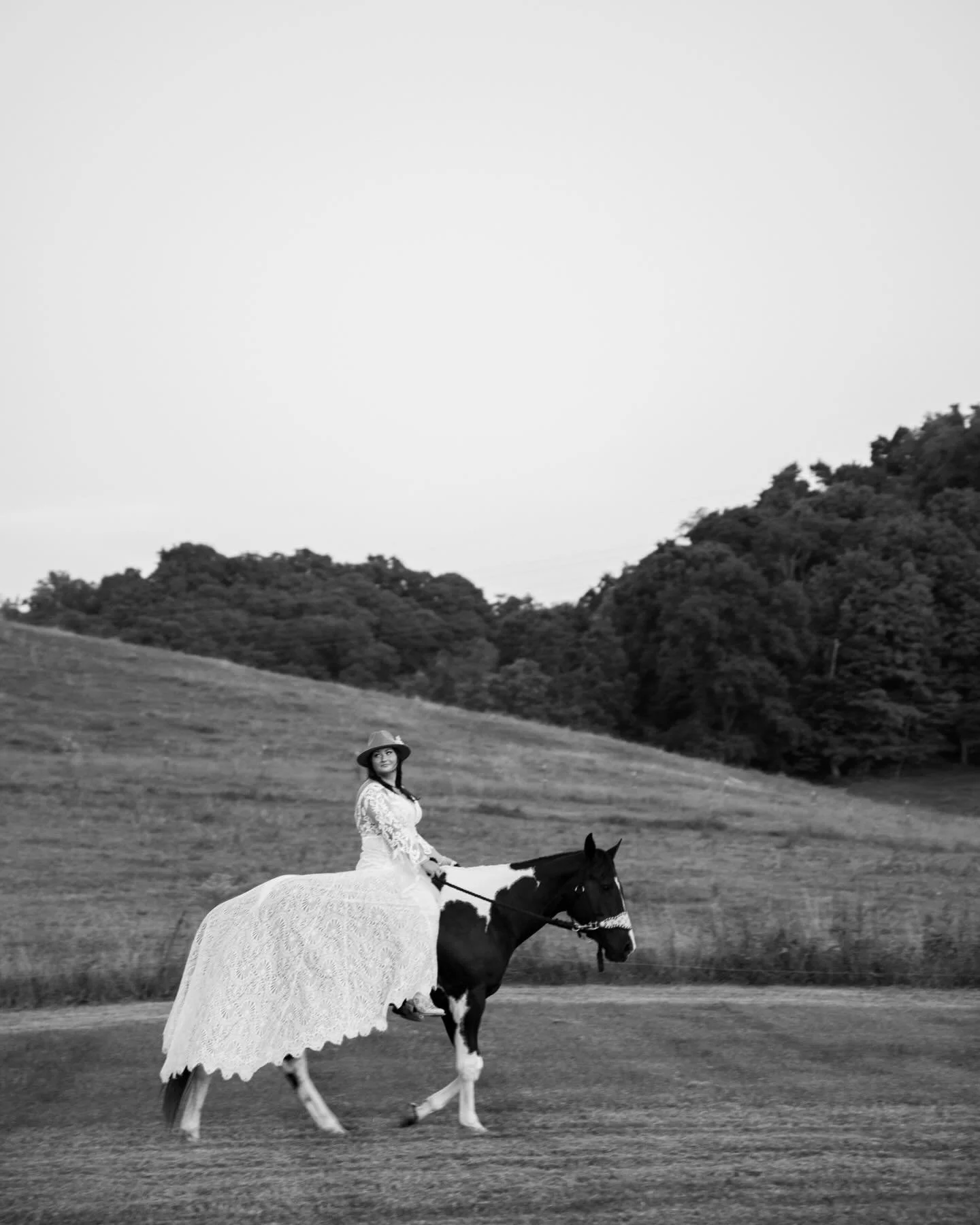 Next month is going to be crazy busy! Two weddings and all kinds of fun sessions! I&rsquo;m ready for it! 🙋🏻&zwj;♀️

✨Vendors✨
📌: @thebarnof1810
👗: @southernbellebridal
💐: @petals_florist_newport
Hair: @kahlen_sox
Make-Up: @beautybybrouse

#sout