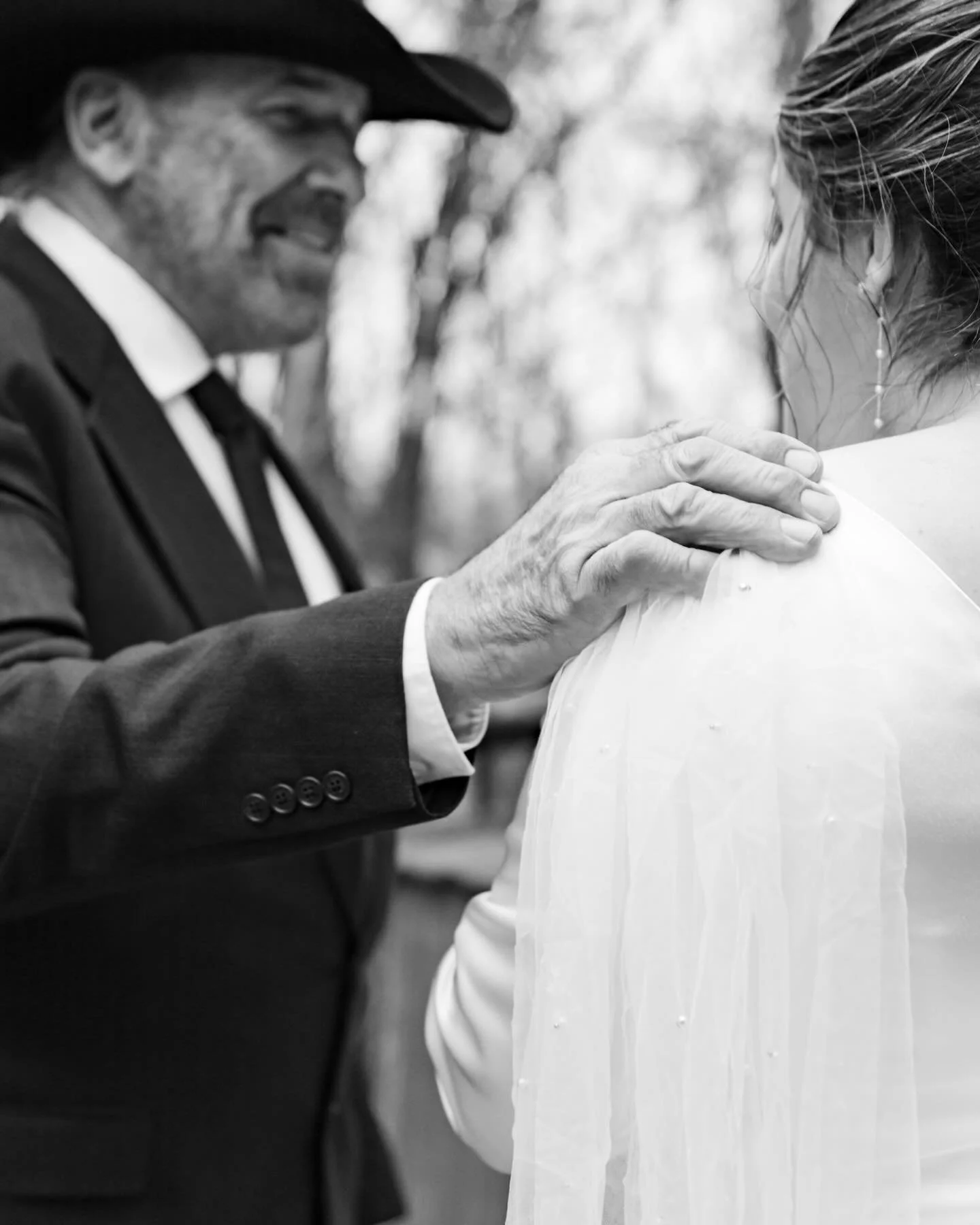 A winter wedding in the Smokies?! Yes please!! 🙋🏻&zwj;♀️ This was my very first time working with @themustardseedvenue and I could not get over their beautiful venue!❤️ The view of the mountains and the city of Sevierville were stunning!

#seviervi