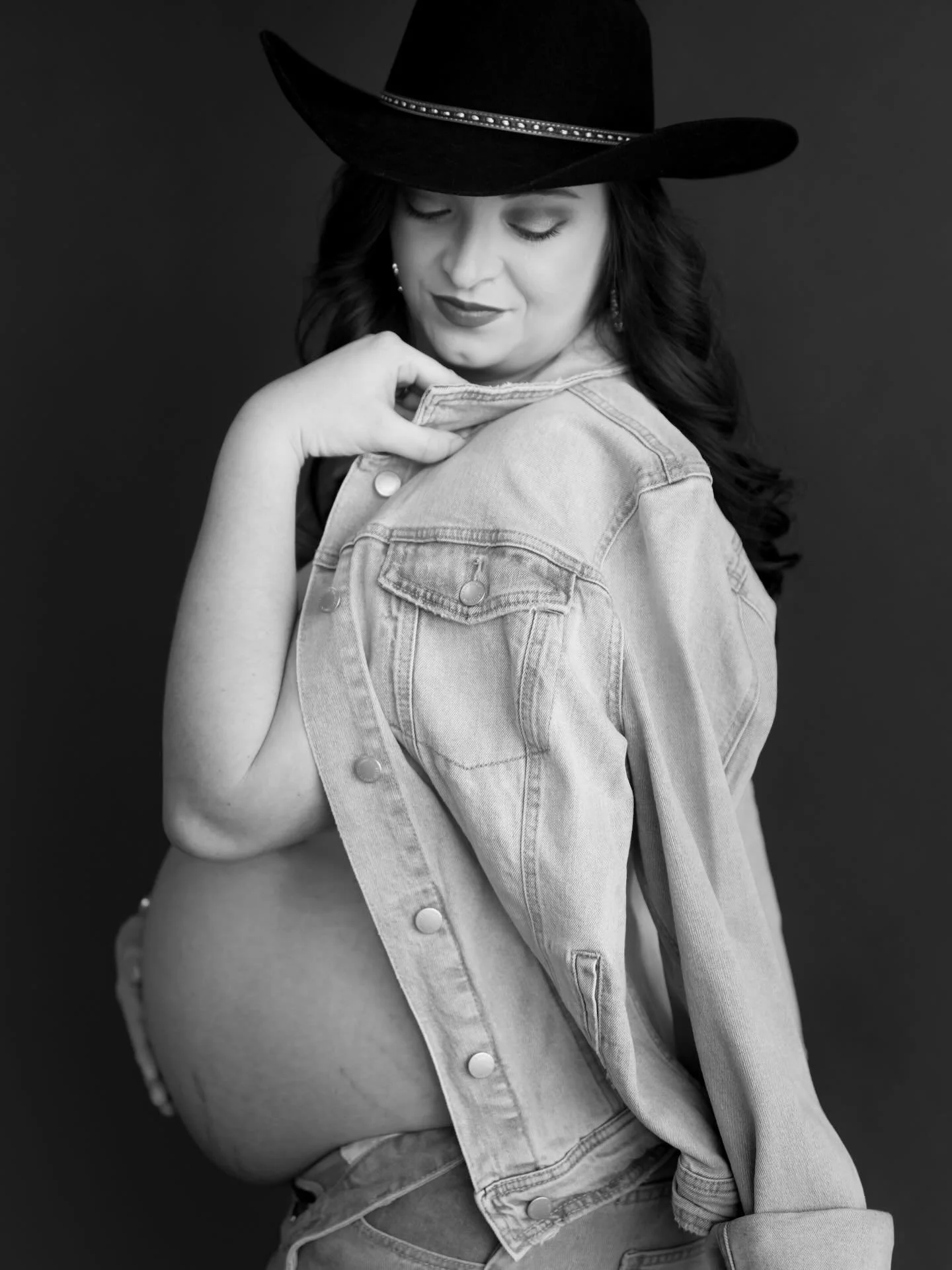 I&rsquo;m so grateful for clients who let me be creative. If I say, &ldquo;so I have an idea&hellip;&rdquo; and they fully trust the vision. More on the way from this western themed maternity session soon. I just couldn&rsquo;t hold on to this one an