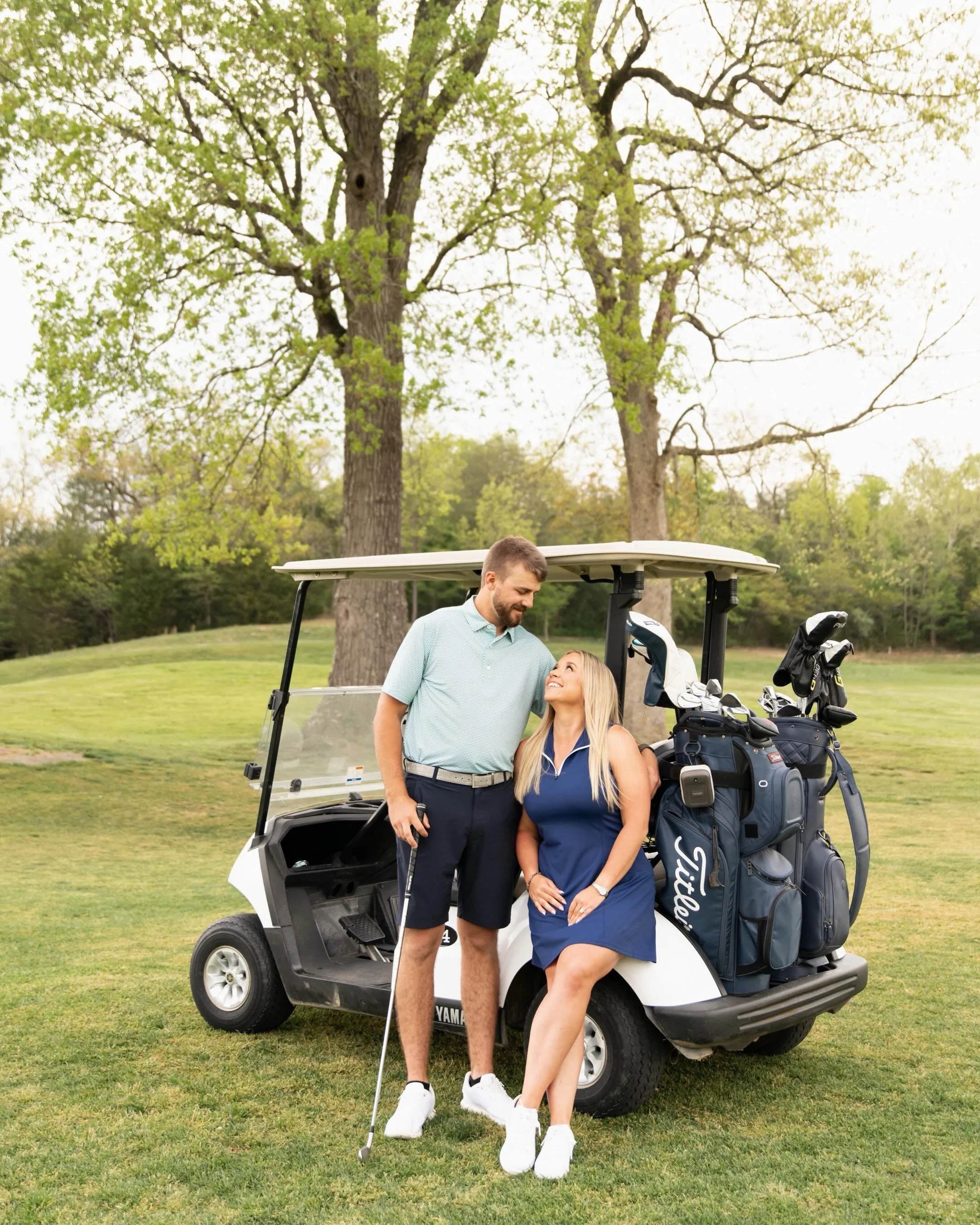 When the bride and groom want to give their engagement session a little personalization&hellip;😍🏌🏼&zwj;♀️💍
I&rsquo;m all &ldquo;fore&rdquo; it - y&rsquo;all don&rsquo;t hate me. I had to say it! 😂

#springengagementsession #knoxvilleengagementph