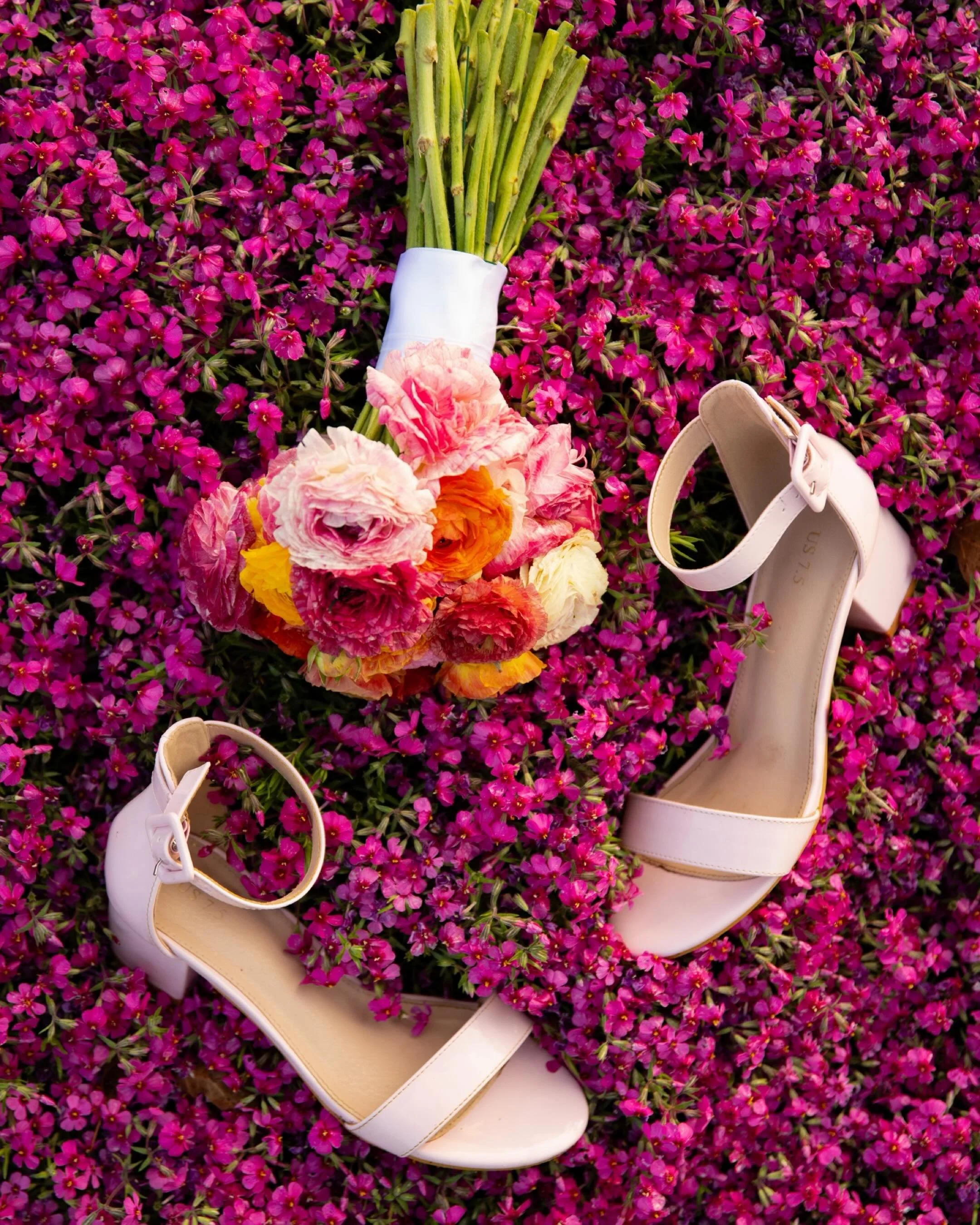 Y&rsquo;all see that bouquet tossed in the air?
Yeah, getting that shot is a lot harder than what TikTok makes it look lol. 😅

#weddingtrends #weddingdetails #elopementphotography #easttnweddingphotographer #springweddinginspo