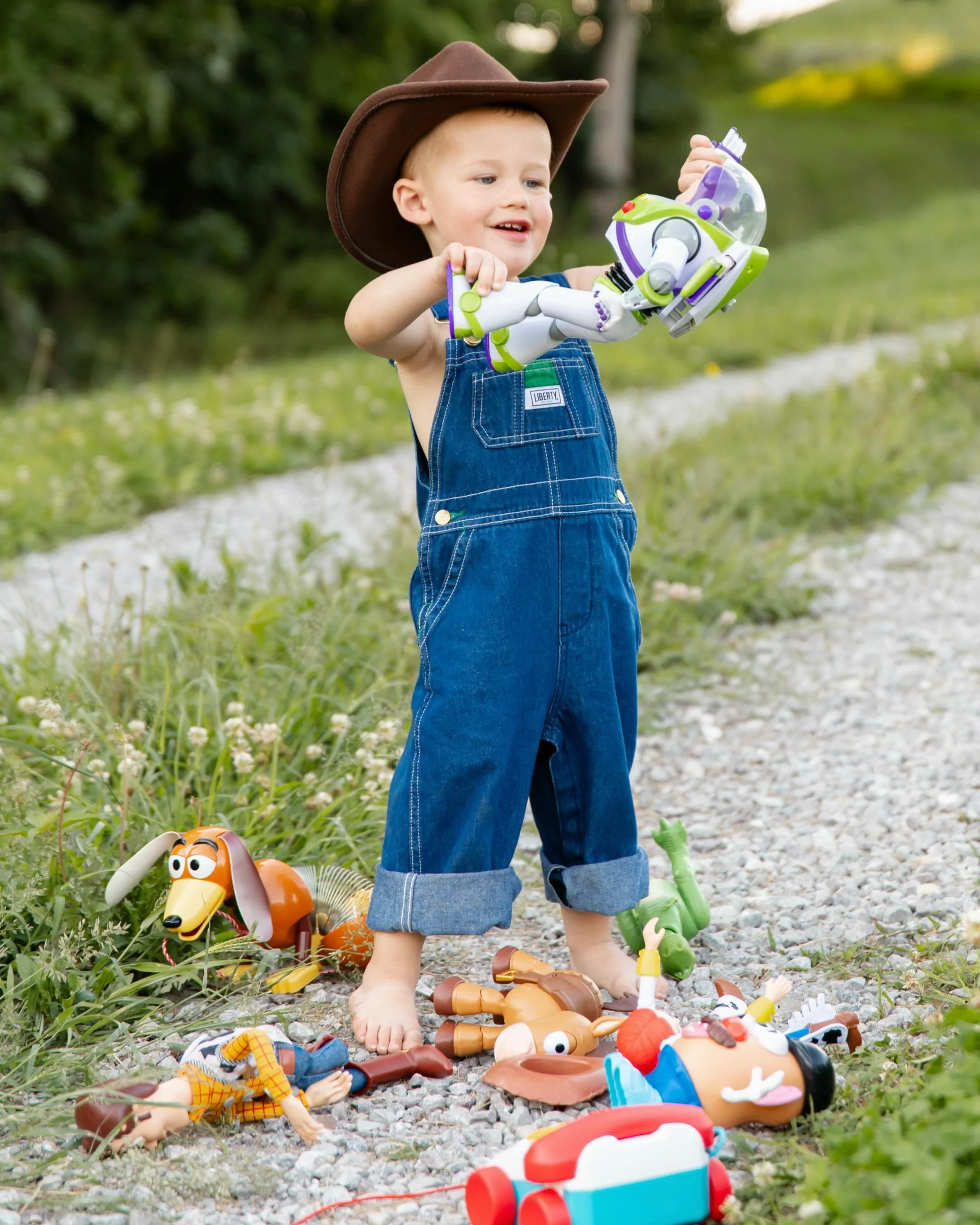 Just a cowboy and his best friends! 🤠🐴🦖

#toystory5 #toinfinityandbeyond #childhoodunplugged #easttennesseelife #tennesseephotographer