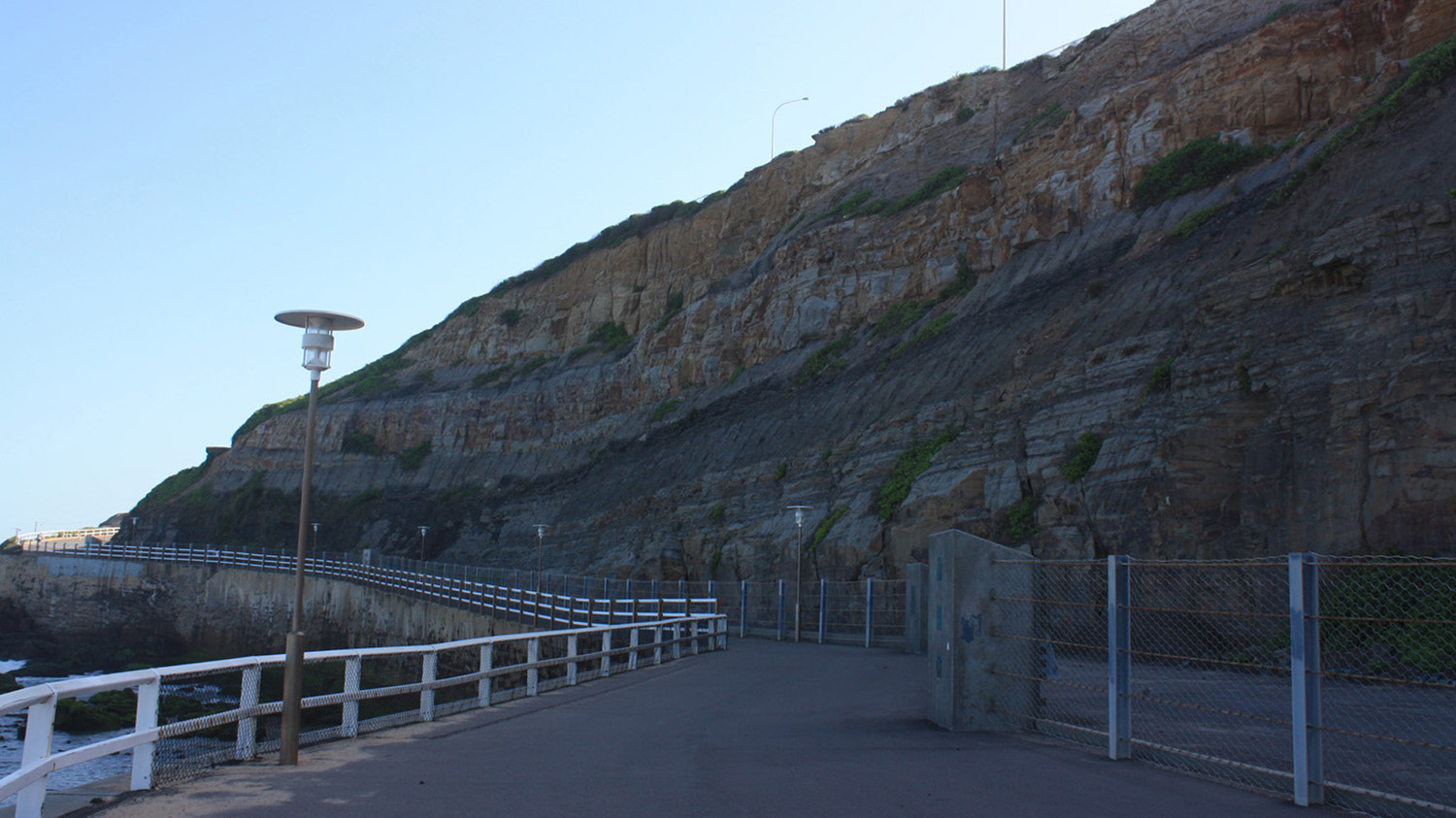 Shortland-Esplanade-along-the-cliff-base.jpg