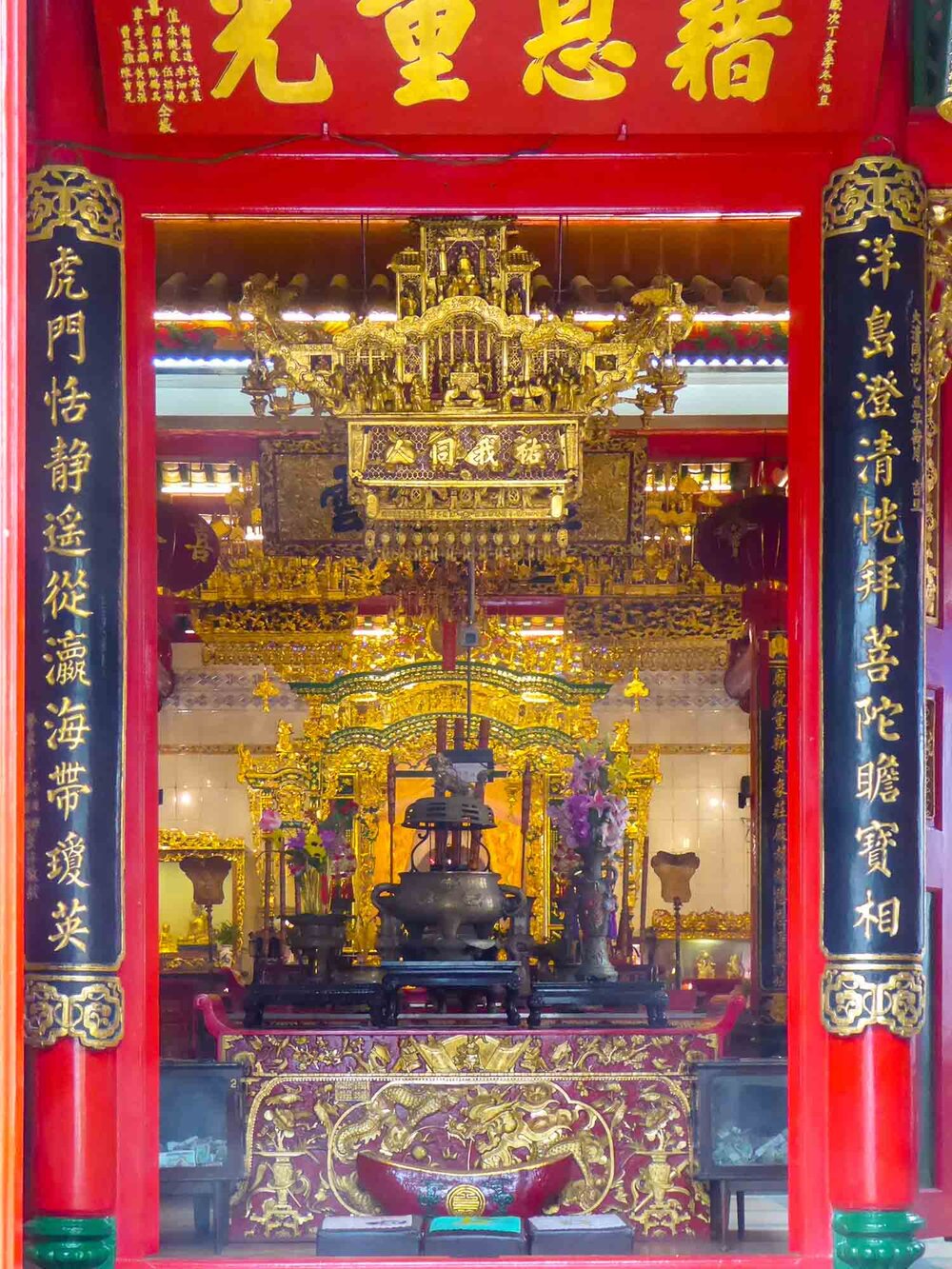 Chinese temple interior (1)