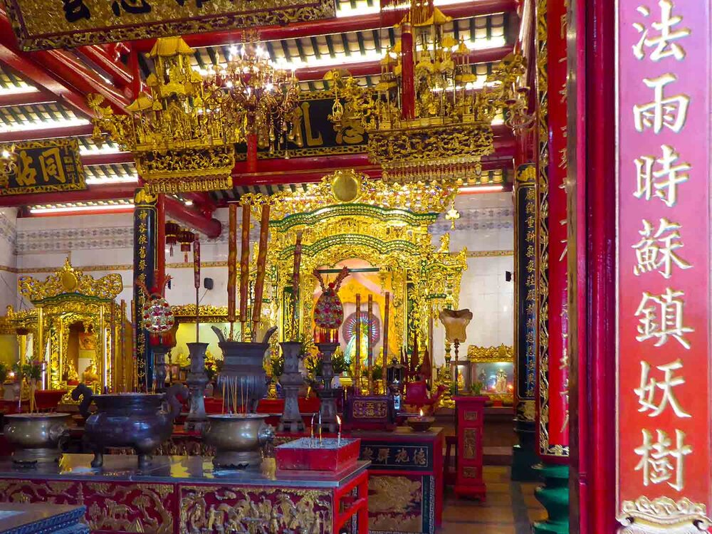 Chinese temple interior (2)