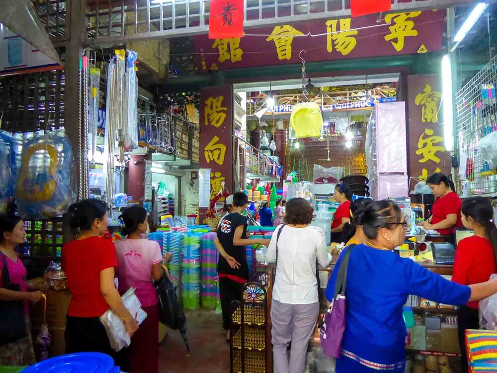 Shop in Chinese precinct