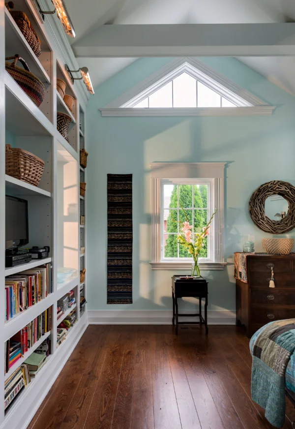 Tall Ceilings and Book Cases - Architectural details, interesting textures, big windows and tall ceilings ensure a feeling of ample space.