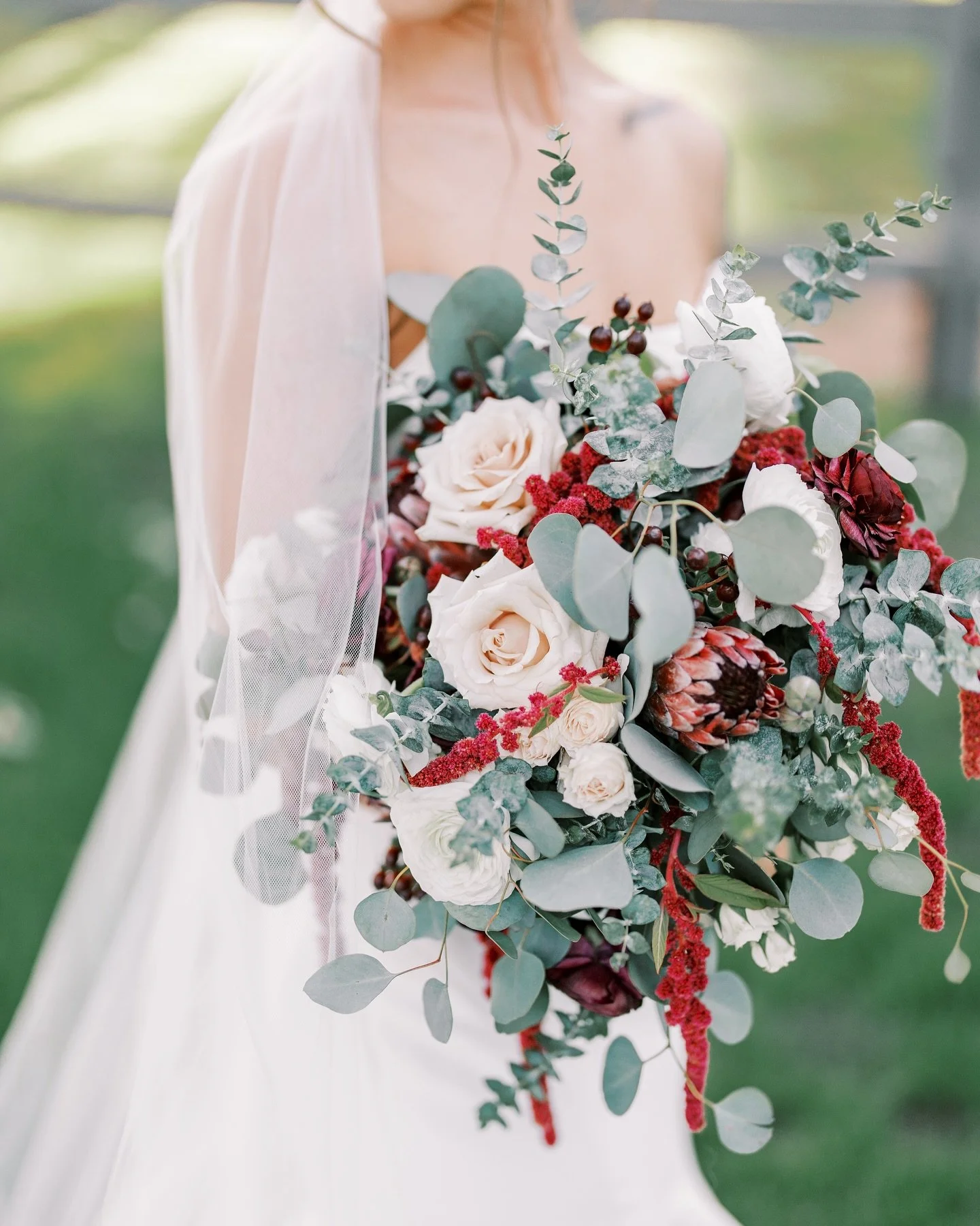 Swooning over this gorgeous wedding! These florals were a dreamy addition for this stunning couple. 💫 
📍: @venueatthegrove 
📸: @tonygeorgephoto