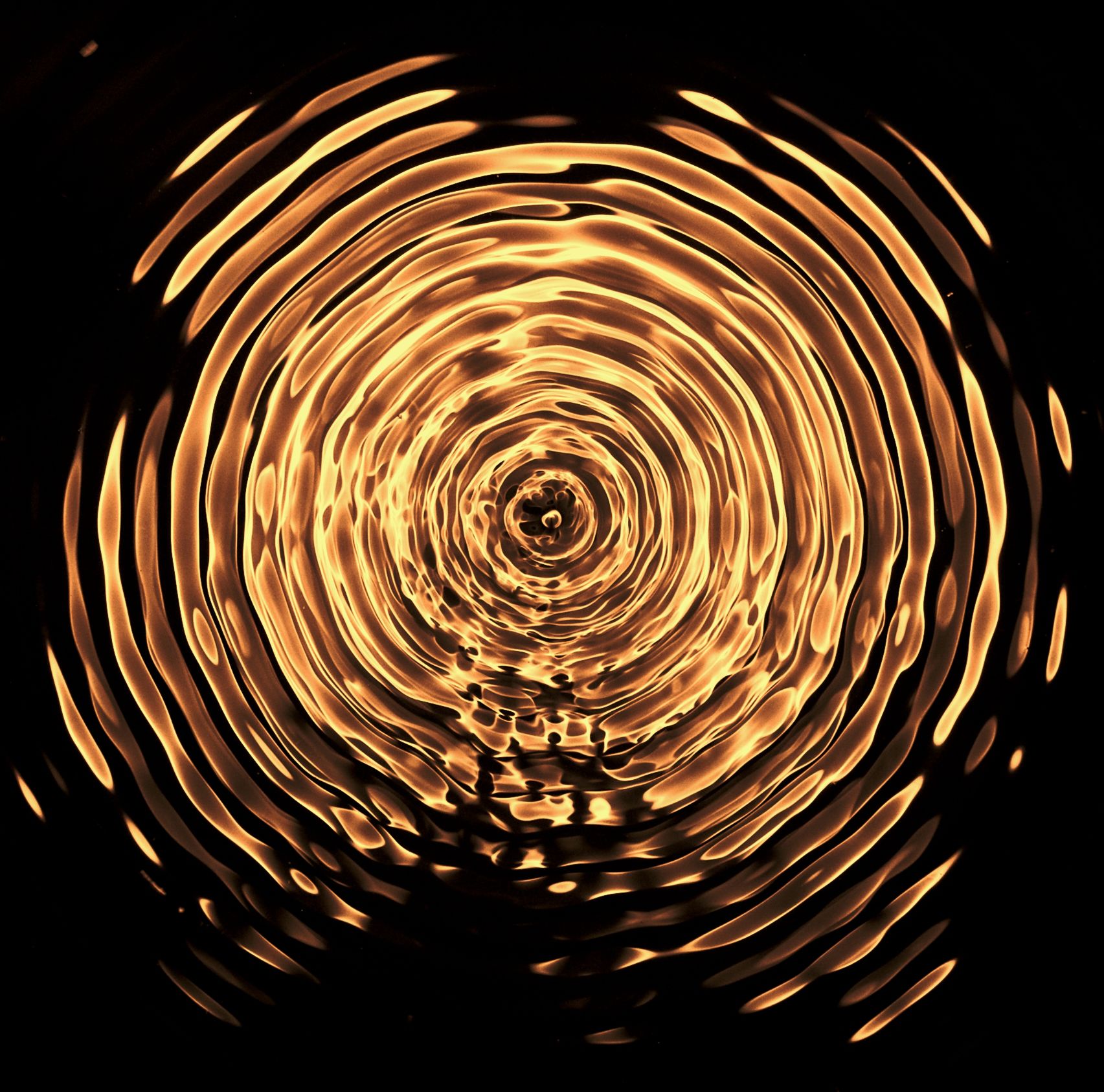 Water_under_11_Hz_vibration.jpg