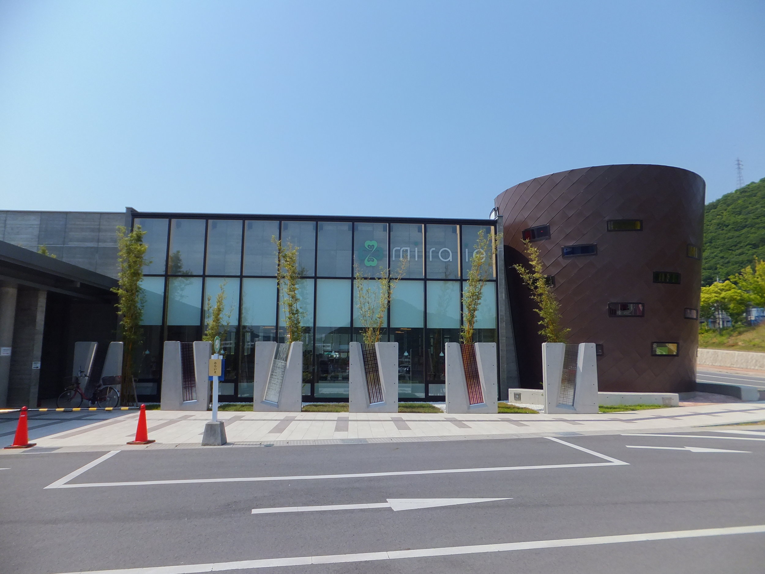 Miraie community center has several parks, a daycare, a senior citizen center and a Gender Equality Center (I was really surprised about the last one but I think it's awesome that Japan has these kinds of facilities to teach about womans issues). 